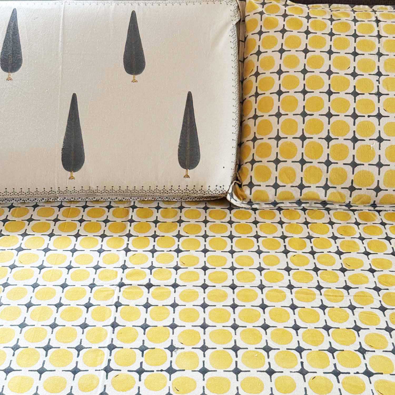 Yellow Circle Pattern Cotton Printed Bedsheet - 100 inches x 110 inches