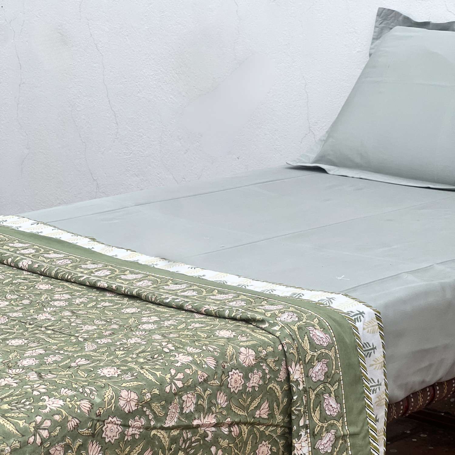 Single Dohar Quilt 60 x 90 cm – Olive Green Pink Motif