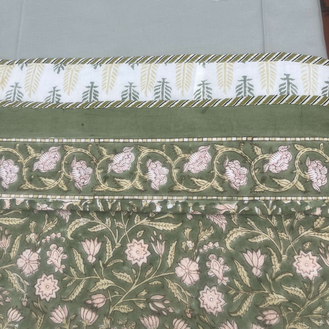 Single Dohar Quilt 60 x 90 cm – Olive Green Pink Motif