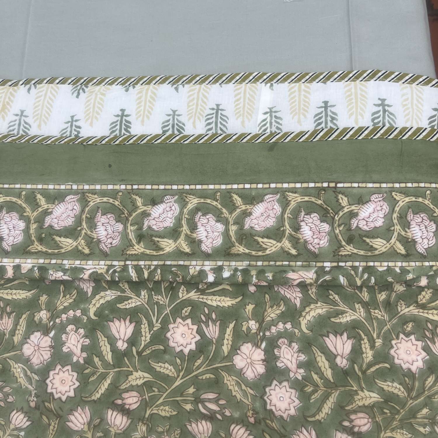 Single Dohar Quilt 60 x 90 cm – Olive Green Pink Motif