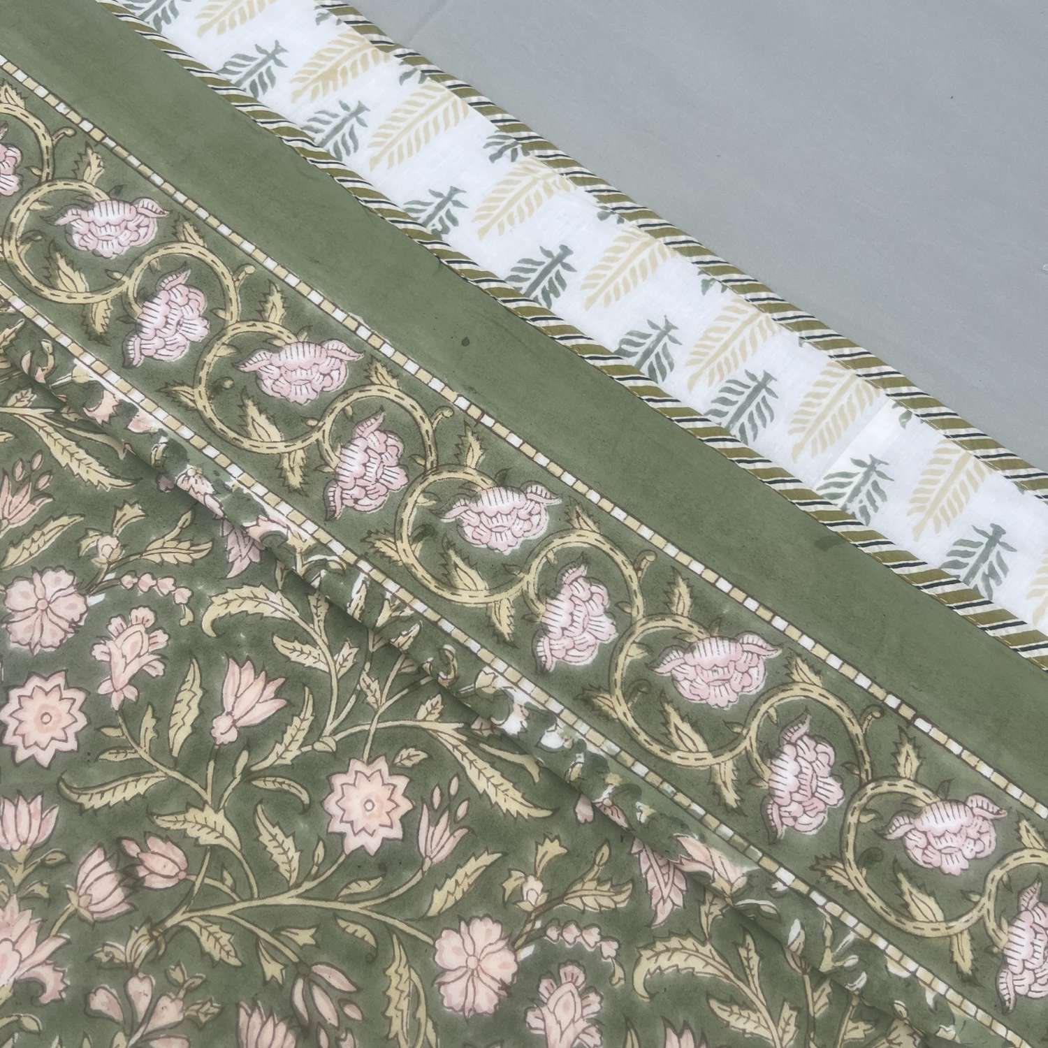 Single Dohar Quilt 60 x 90 cm – Olive Green Pink Motif