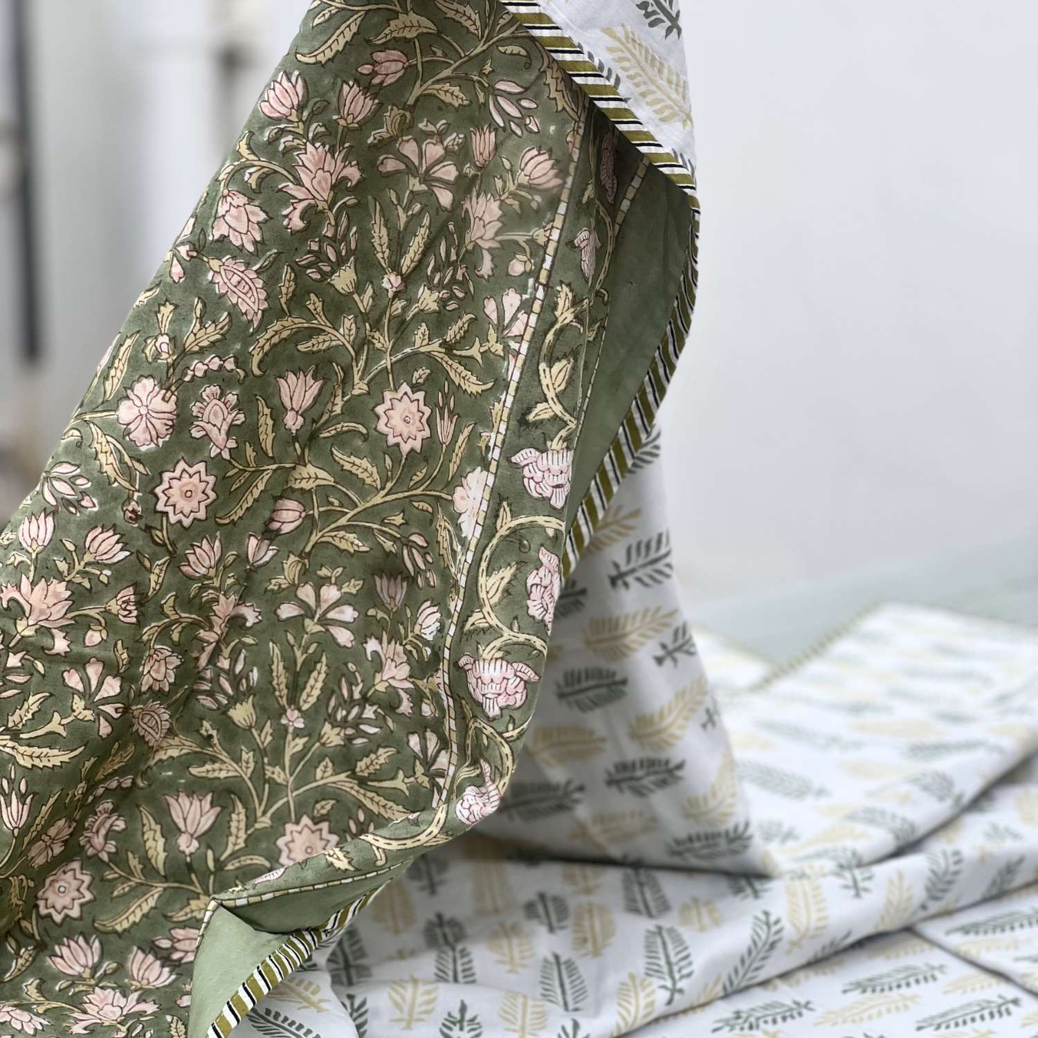 Single Dohar Quilt 60 x 90 cm – Olive Green Pink Motif