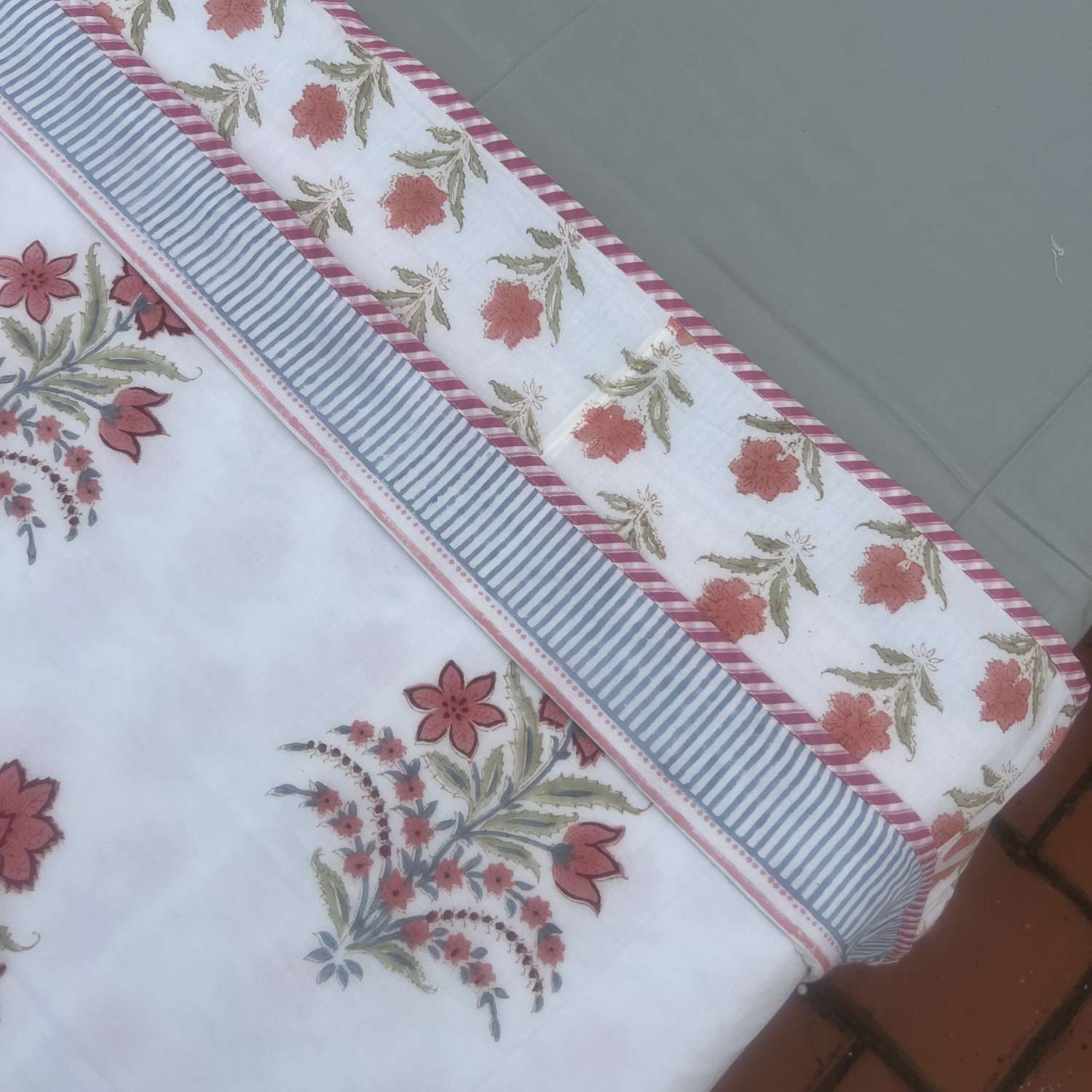 Single Dohar Quilt 60 x 90 cm – White Cheery Blossom Motif