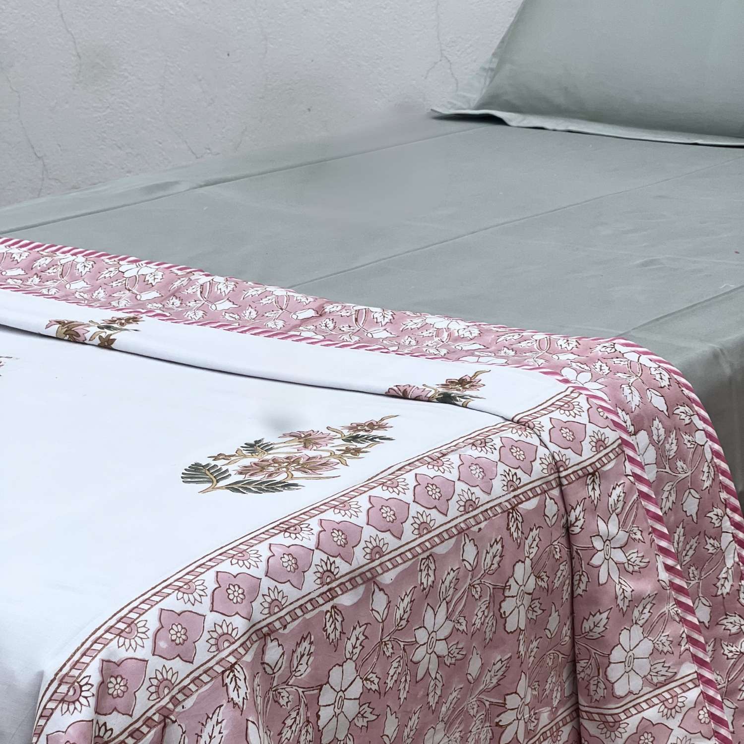 Single Dohar Quilt 60 x 90 cm – White Soft Pink Floral Motif