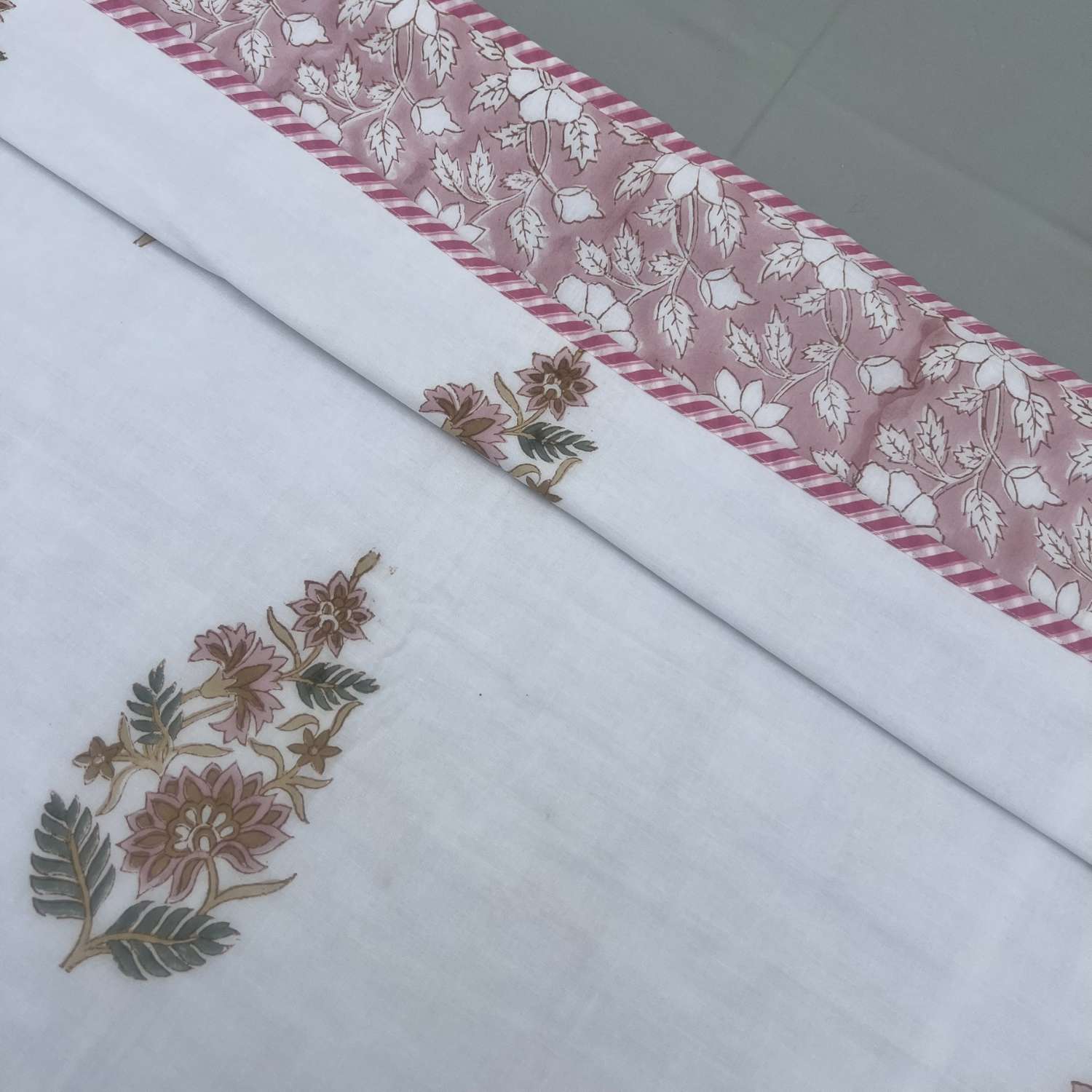 Single Dohar Quilt 60 x 90 cm – White Soft Pink Floral Motif
