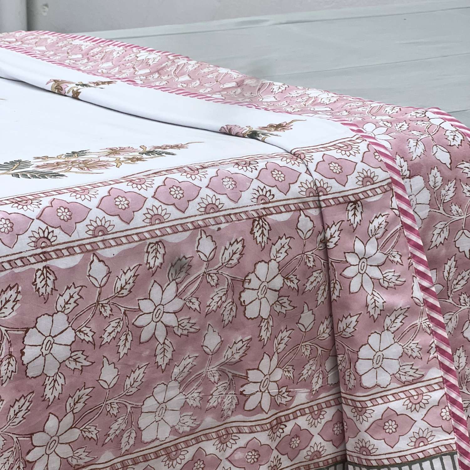 Single Dohar Quilt 60 x 90 cm – White Soft Pink Floral Motif