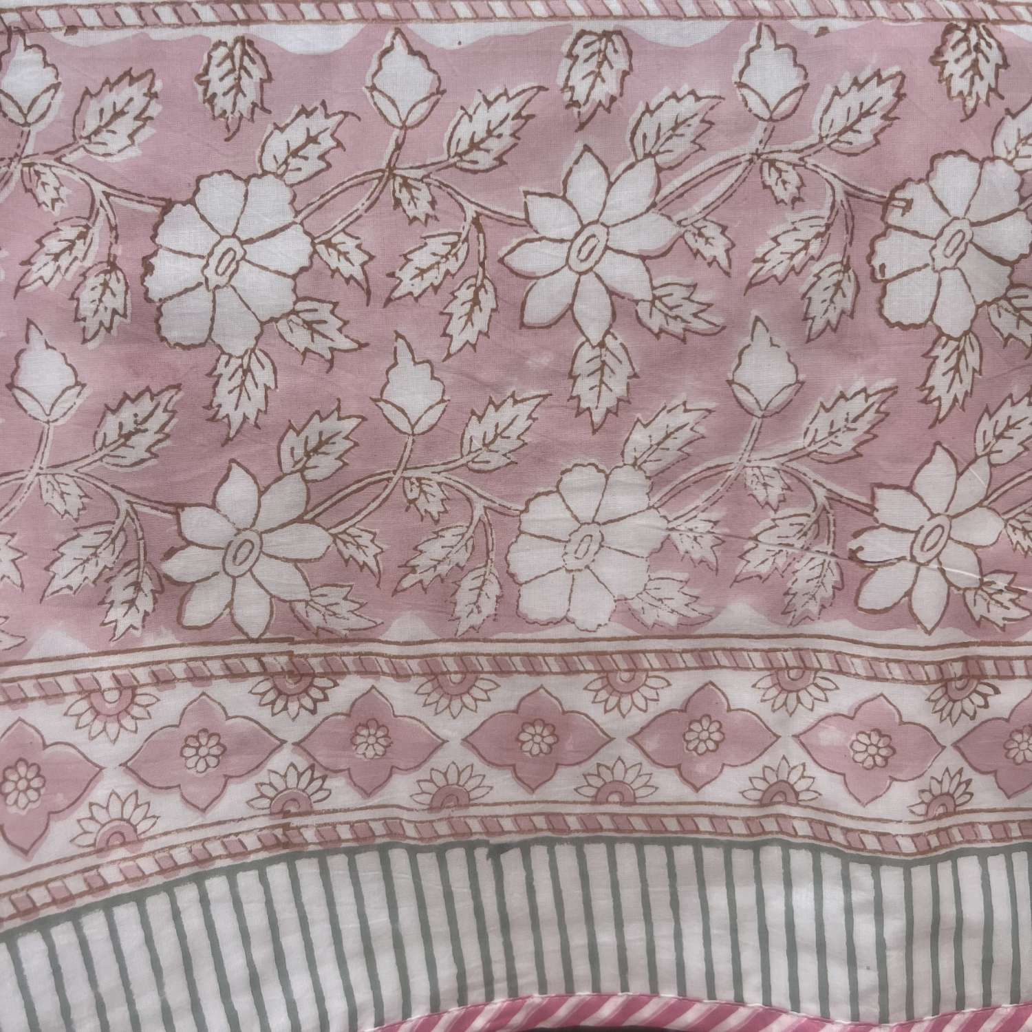 Single Dohar Quilt 60 x 90 cm – White Soft Pink Floral Motif