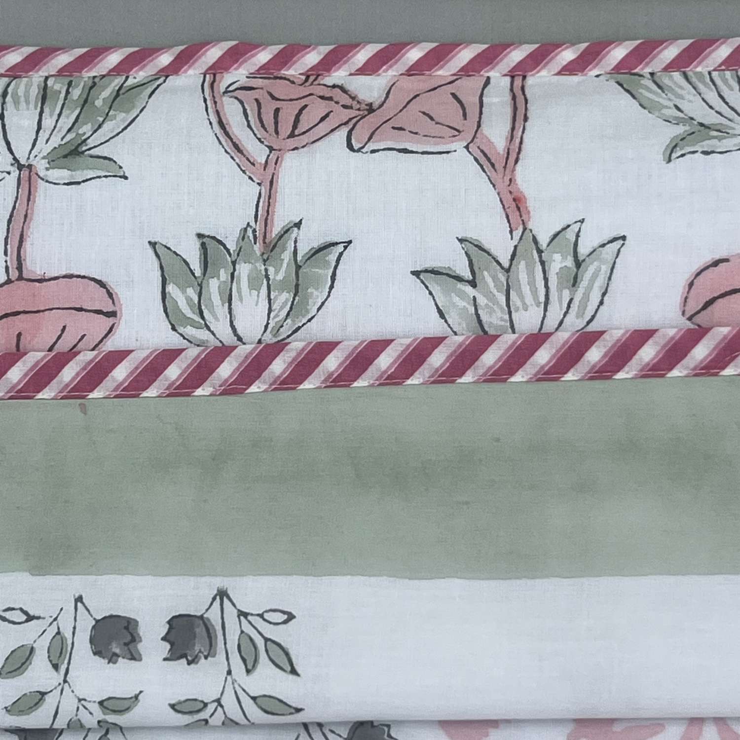 Single Dohar Quilt 60 x 90 cm – White Green Red Jaal  Motif