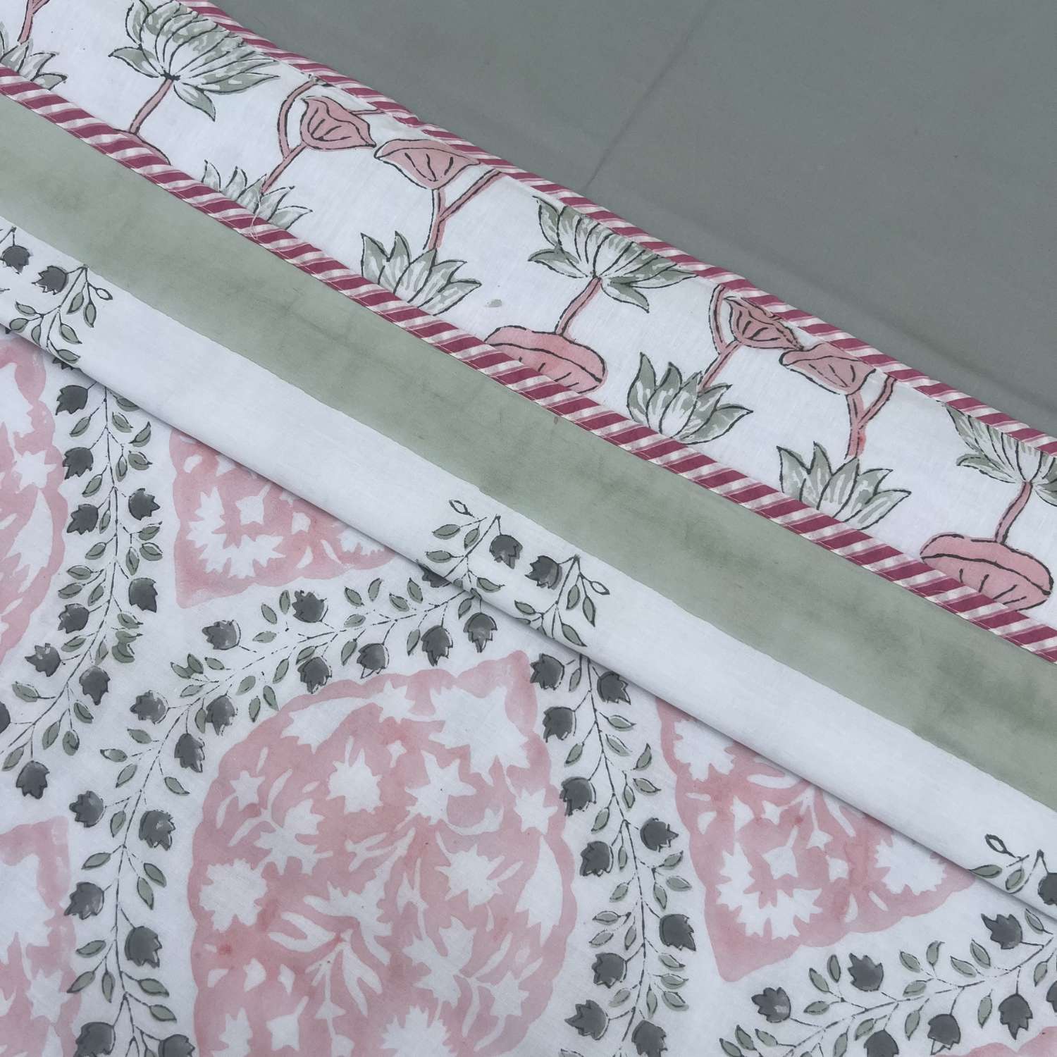 Single Dohar Quilt 60 x 90 cm – White Green Red Jaal  Motif
