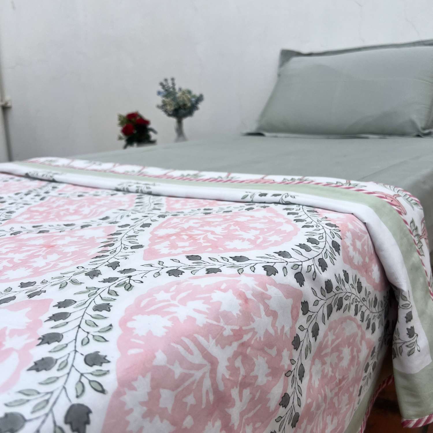 Single Dohar Quilt 60 x 90 cm – White Green Red Jaal  Motif