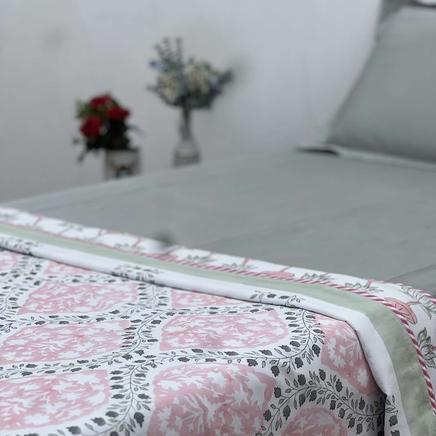 Single Dohar Quilt 60 x 90 cm – White Green Red Jaal  Motif