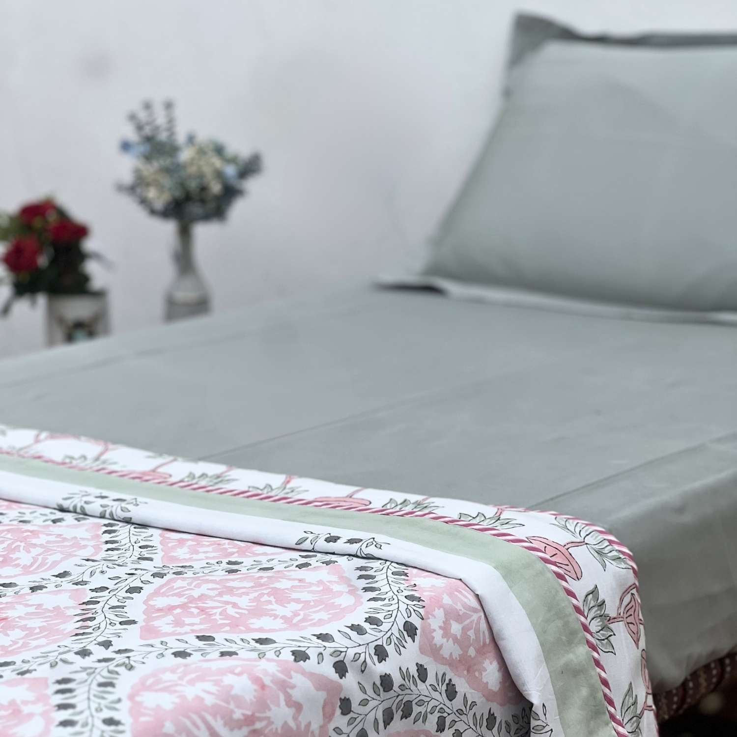Single Dohar Quilt 60 x 90 cm – White Green Red Jaal  Motif