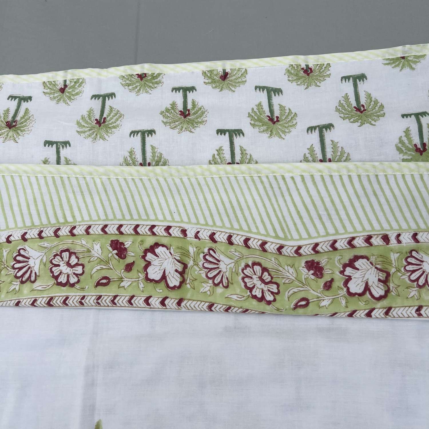 Single Dohar Quilt 60 x 90 cm – White Green Red Palm Tree Motif
