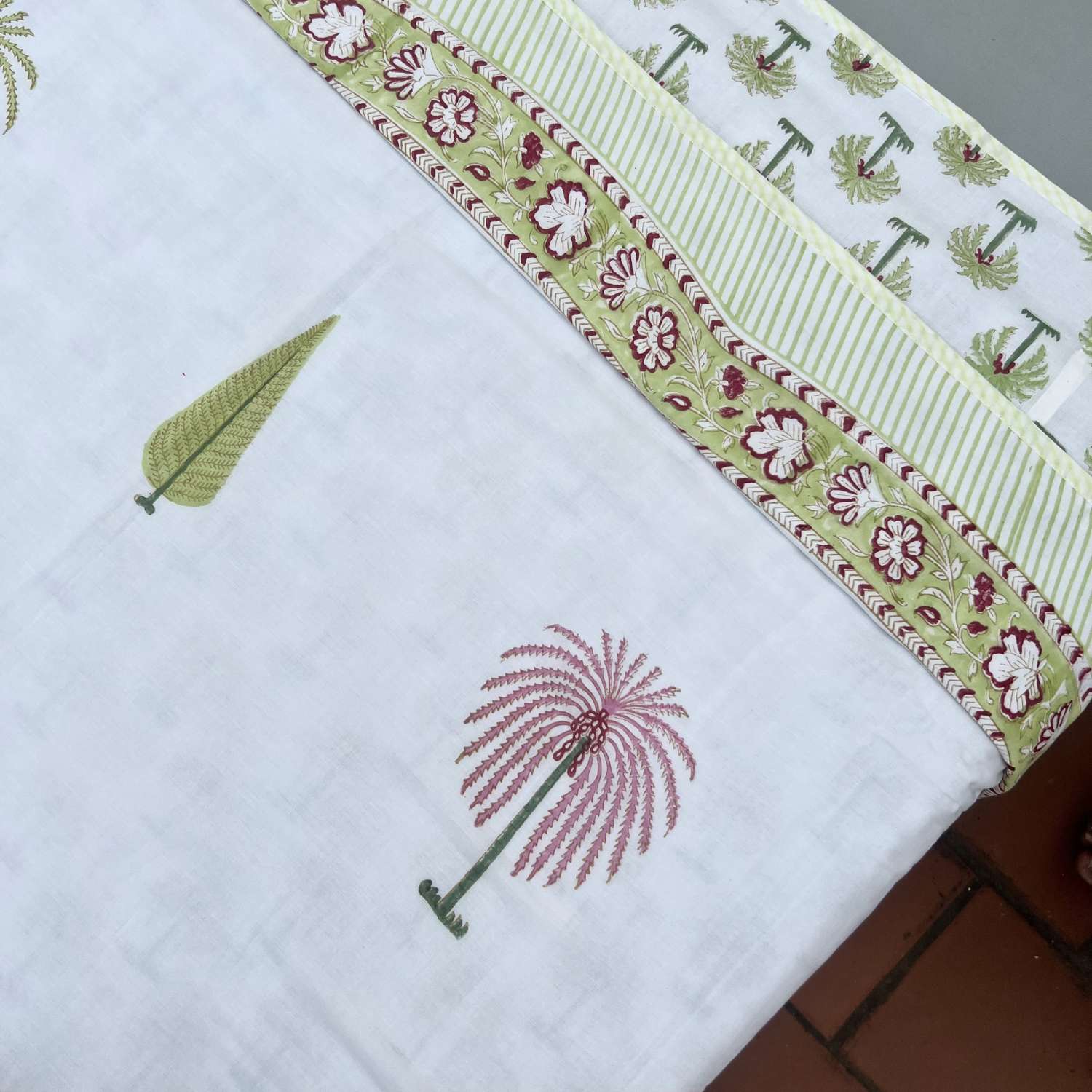 Single Dohar Quilt 60 x 90 cm – White Green Red Palm Tree Motif