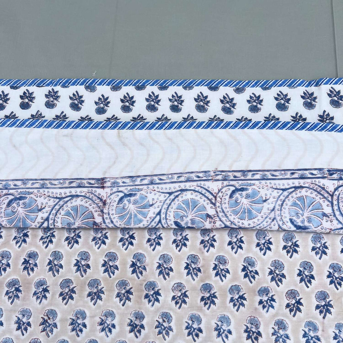 Single Dohar Quilt 60 x 90 cm – White Blue Floral Motif