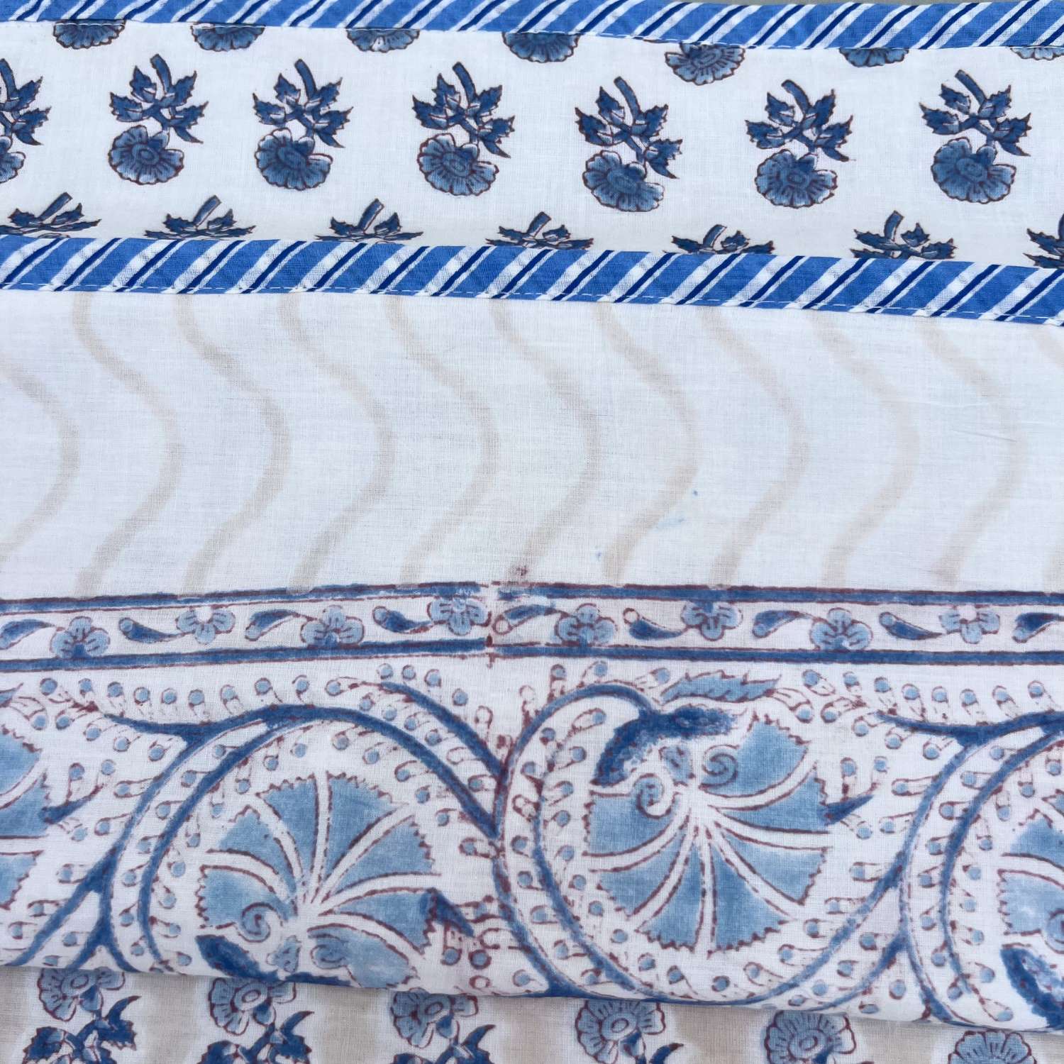 Single Dohar Quilt 60 x 90 cm – White Blue Floral Motif