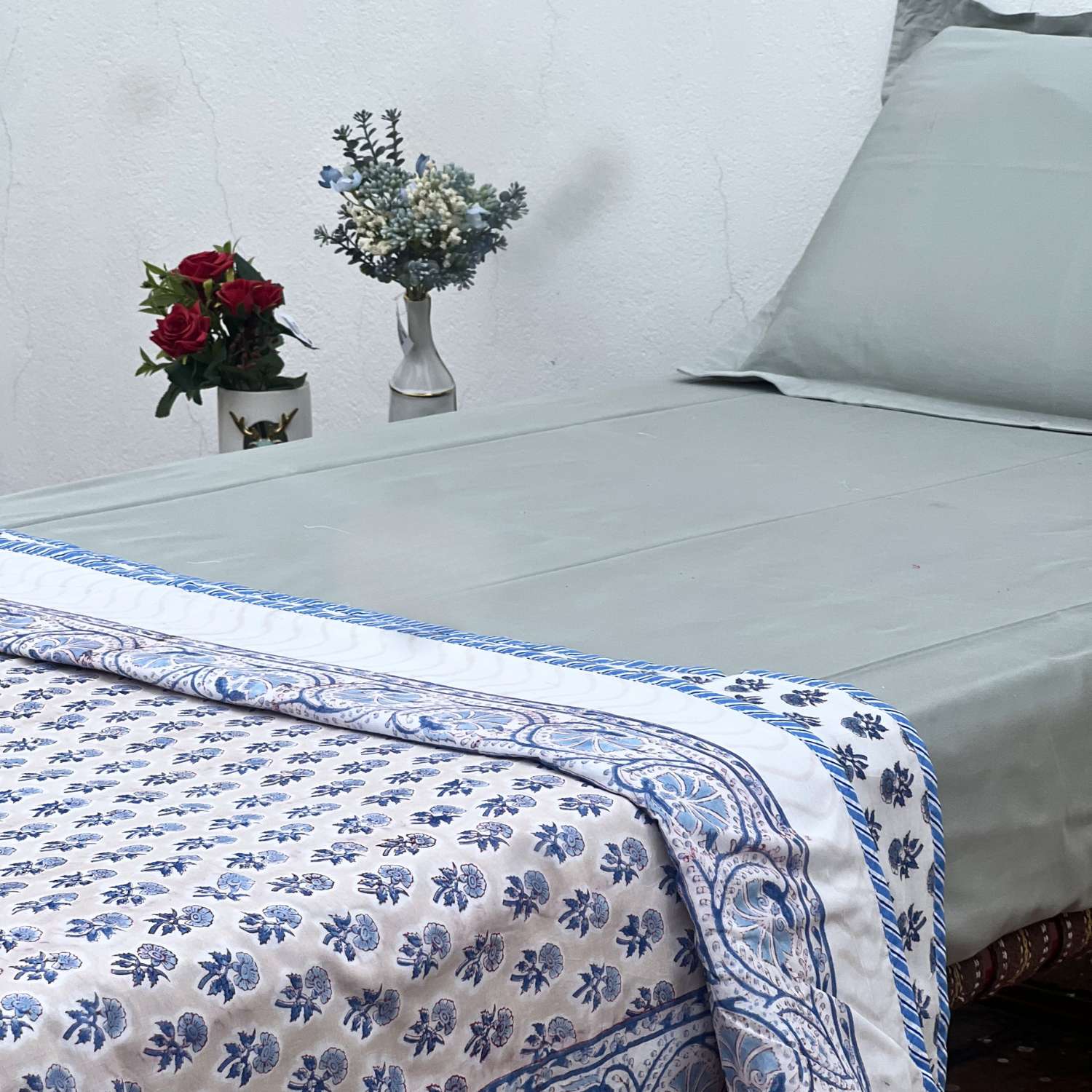 Single Dohar Quilt 60 x 90 cm – White Blue Floral Motif