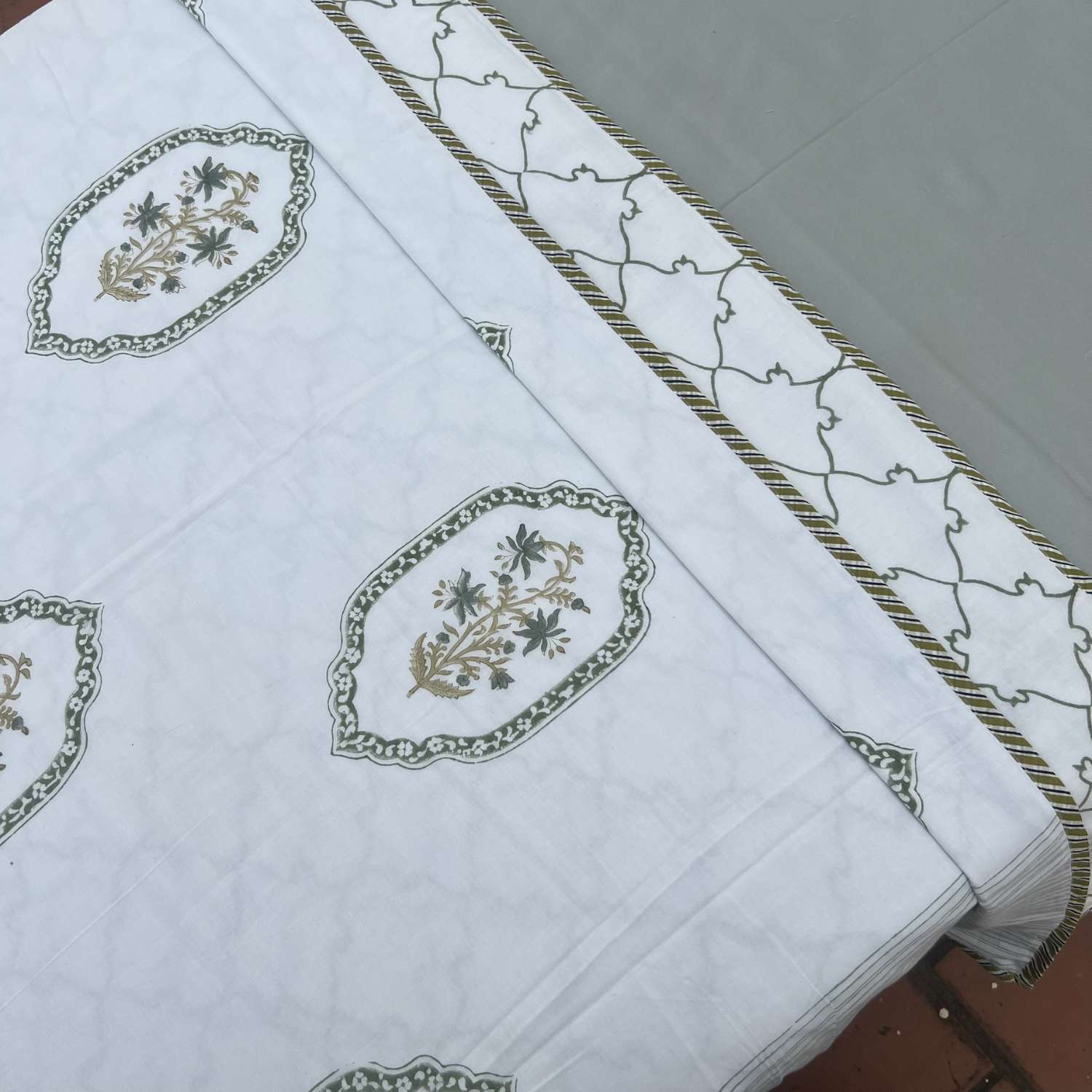 Single Dohar Quilt 60 x 90 cm – White Green Brown Motif