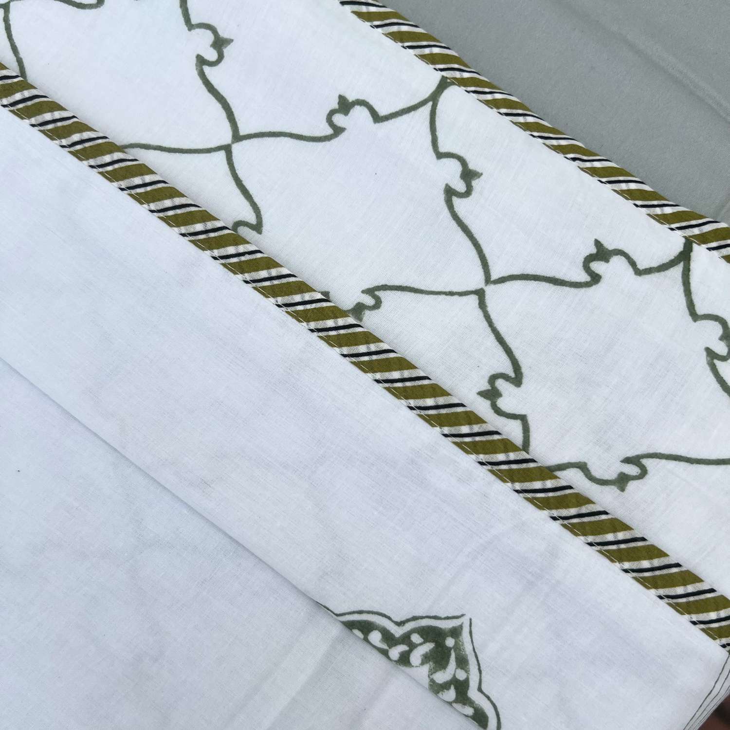 Single Dohar Quilt 60 x 90 cm – White Green Brown Motif