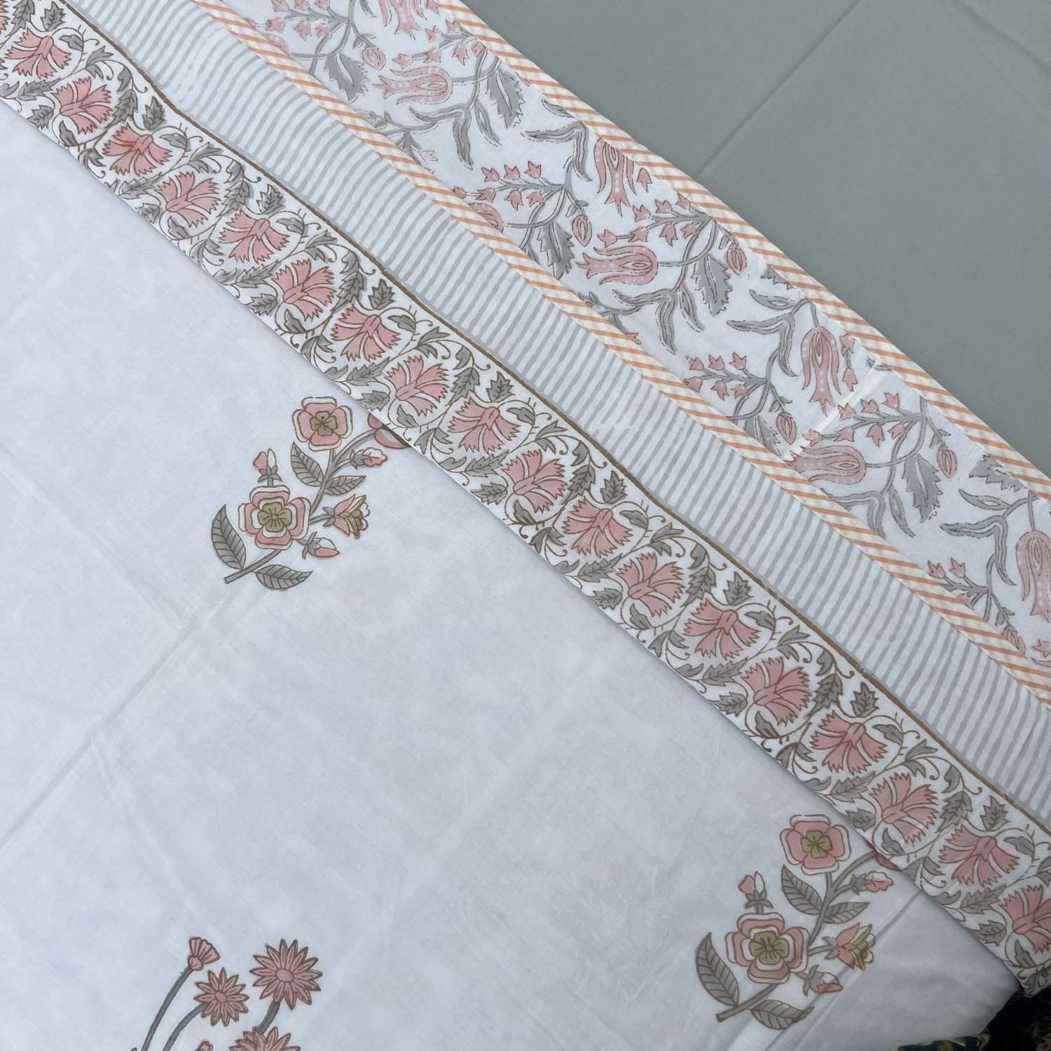 Single Dohar Quilt 60 x 90 cm – White Peach Green Motif