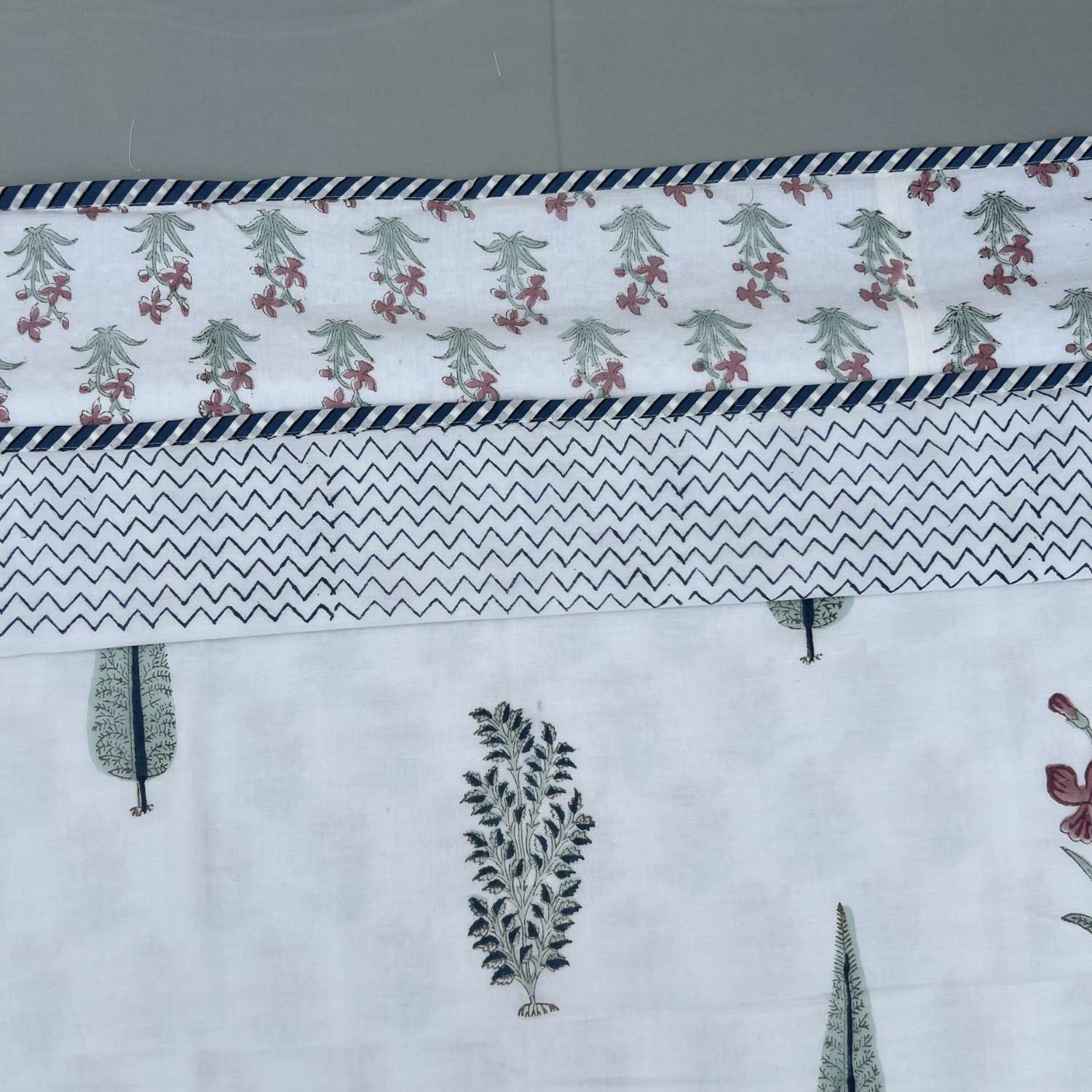 Single Dohar Quilt 60 x 90 cm – White Green Floral Motif