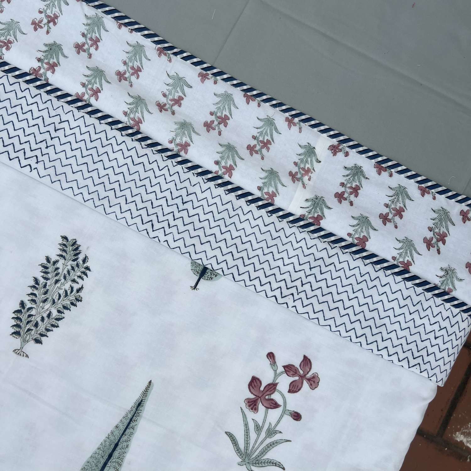 Single Dohar Quilt 60 x 90 cm – White Green Floral Motif