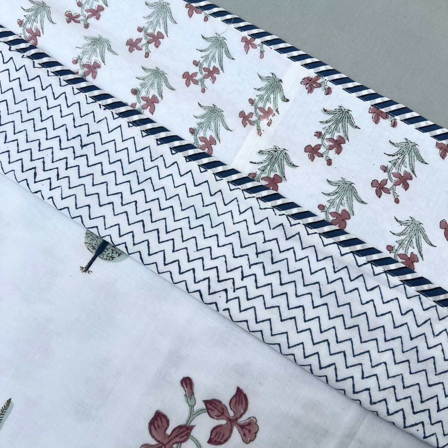 Single Dohar Quilt 60 x 90 cm – White Green Floral Motif