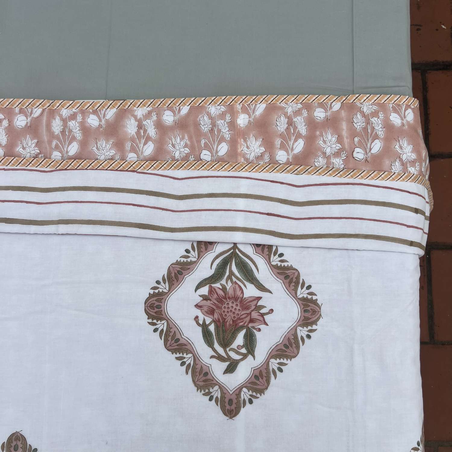 Single Dohar Quilt 60 x 90 cm – White Peach Motif