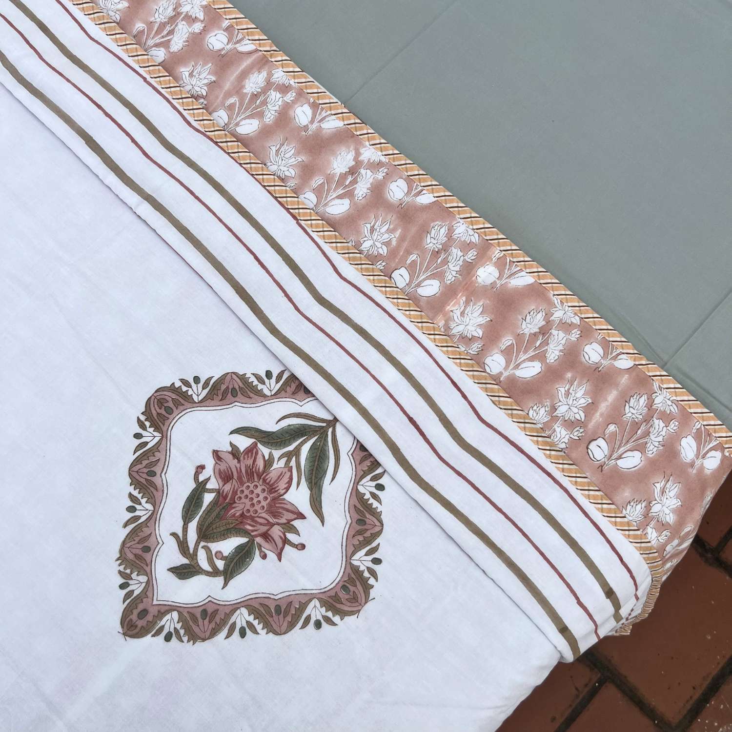 Single Dohar Quilt 60 x 90 cm – White Peach Motif
