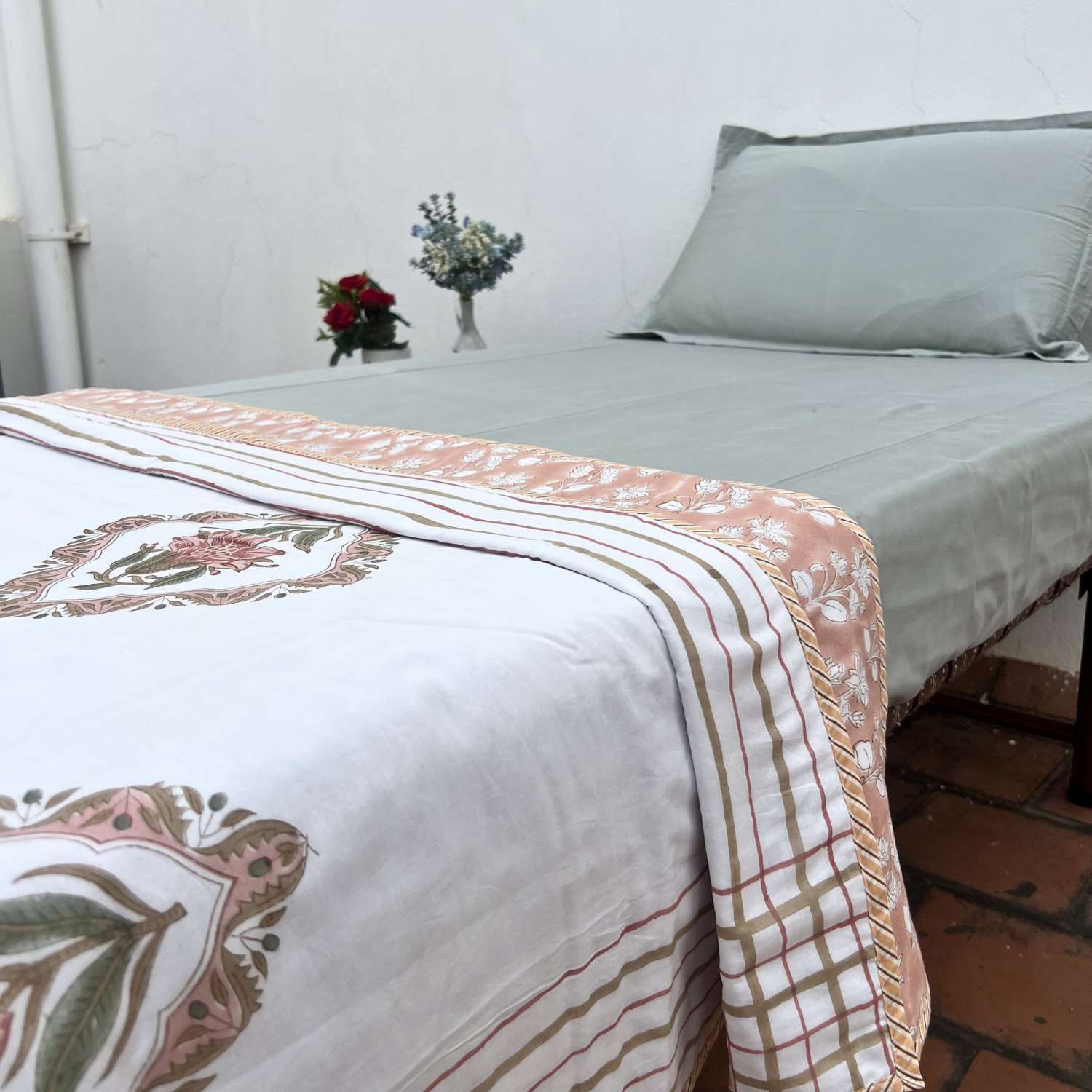 Single Dohar Quilt 60 x 90 cm – White Peach Motif