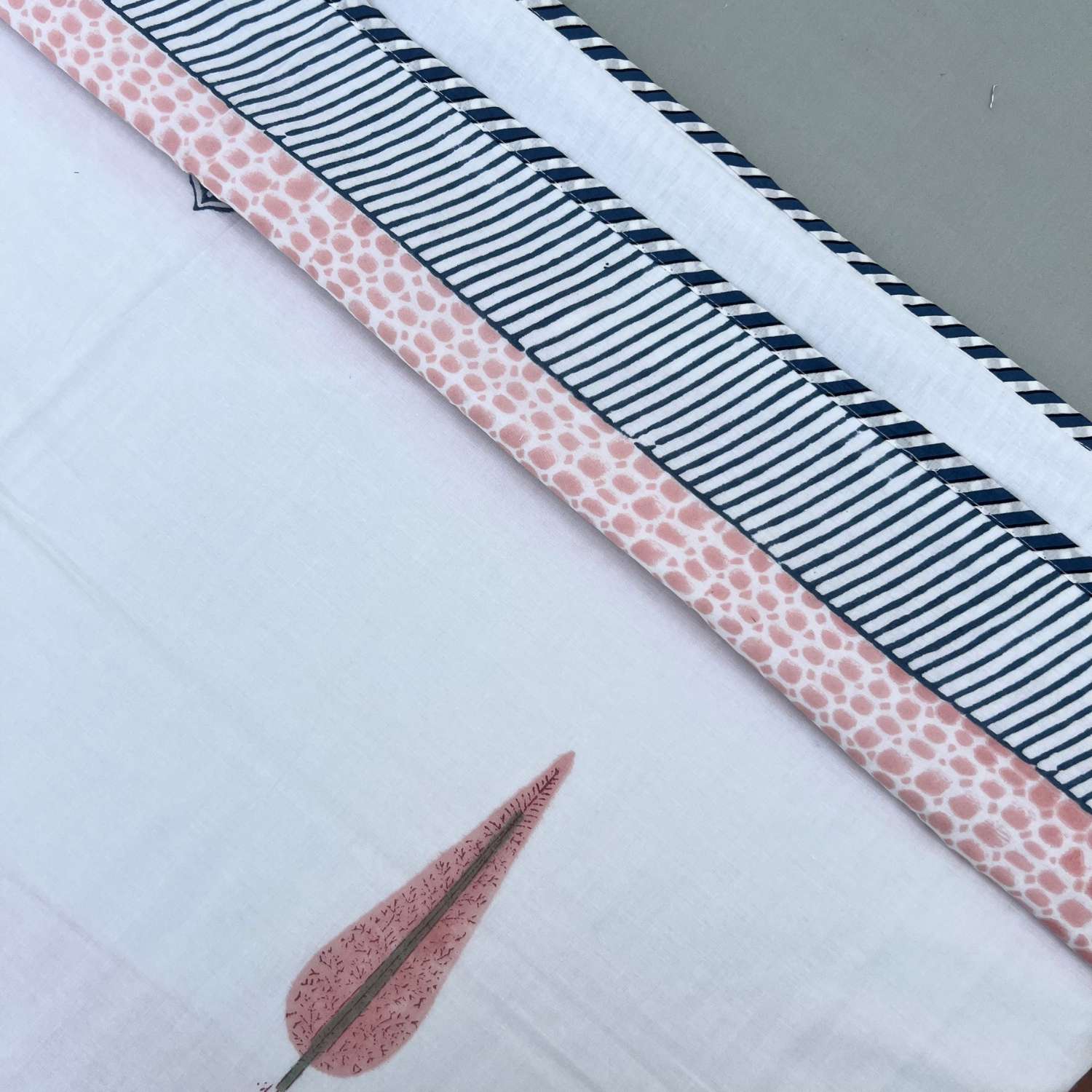 Single Dohar Quilt 60 x 90 cm – White Peach Lines Motif