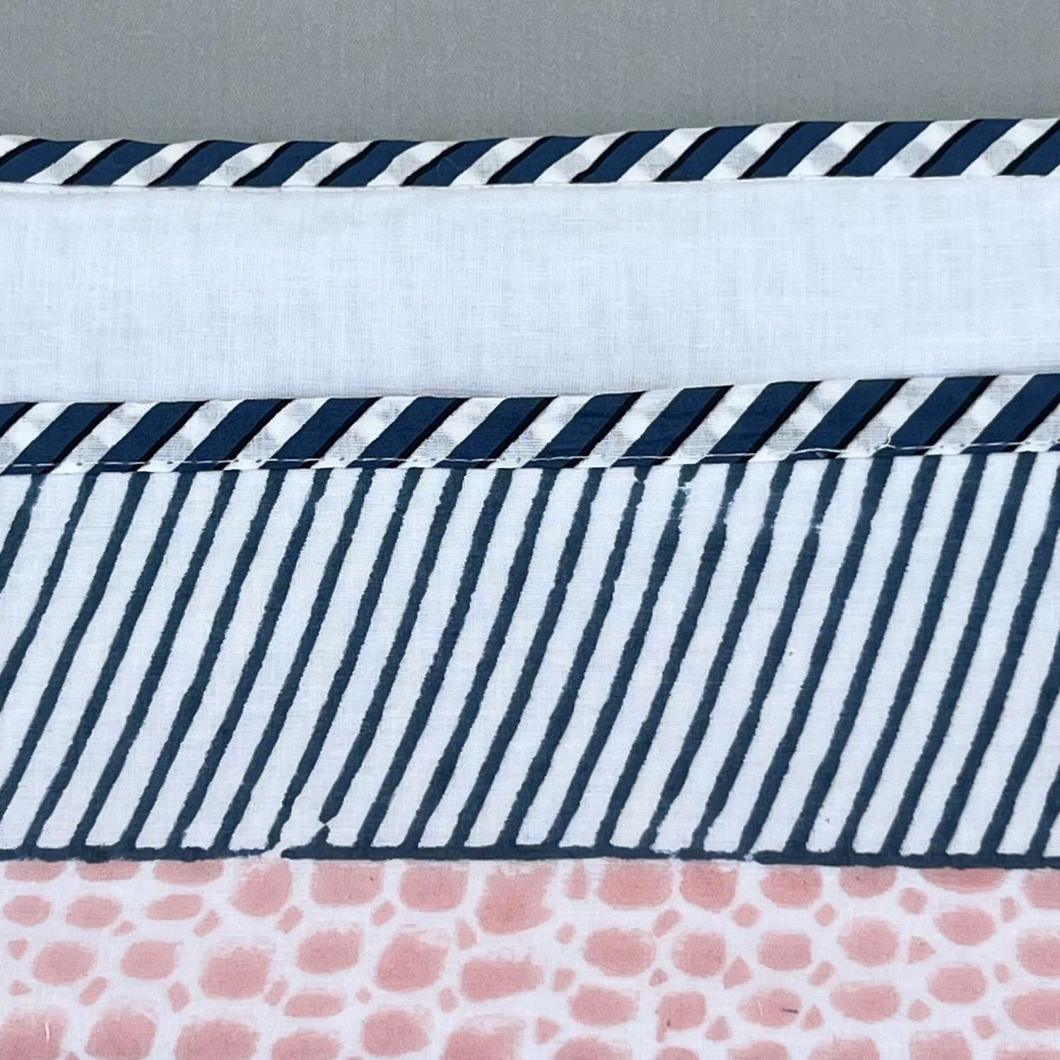 Single Dohar Quilt 60 x 90 cm – White Peach Lines Motif