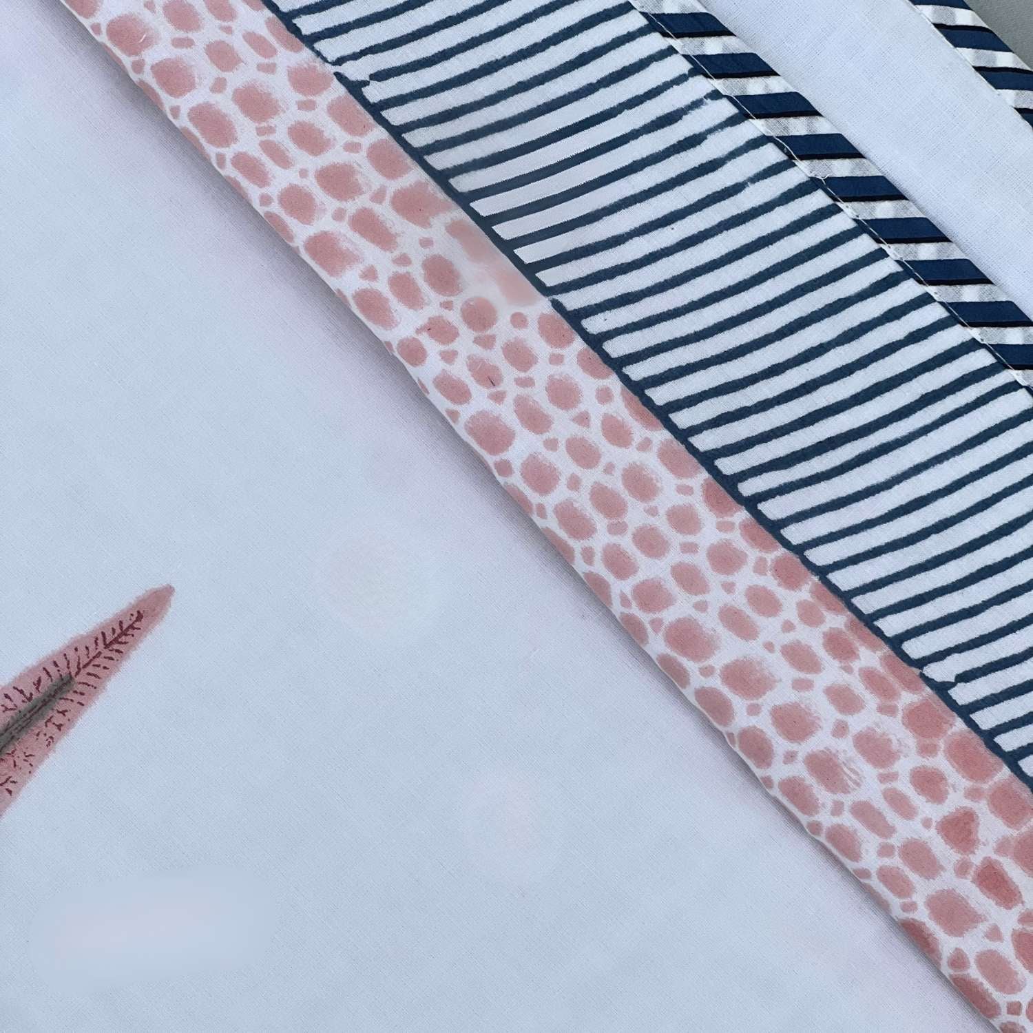 Single Dohar Quilt 60 x 90 cm – White Peach Lines Motif