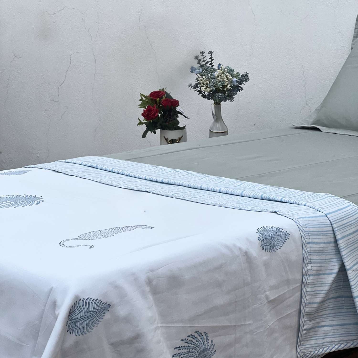 Single Dohar Quilt 60 x 90 cm – White Soft Blue Nature Motif