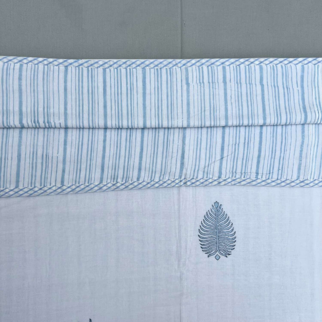 Single Dohar Quilt 60 x 90 cm – White Soft Blue Nature Motif