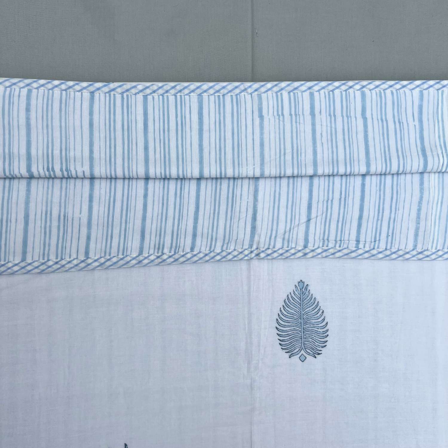 Single Dohar Quilt 60 x 90 cm – White Soft Blue Nature Motif