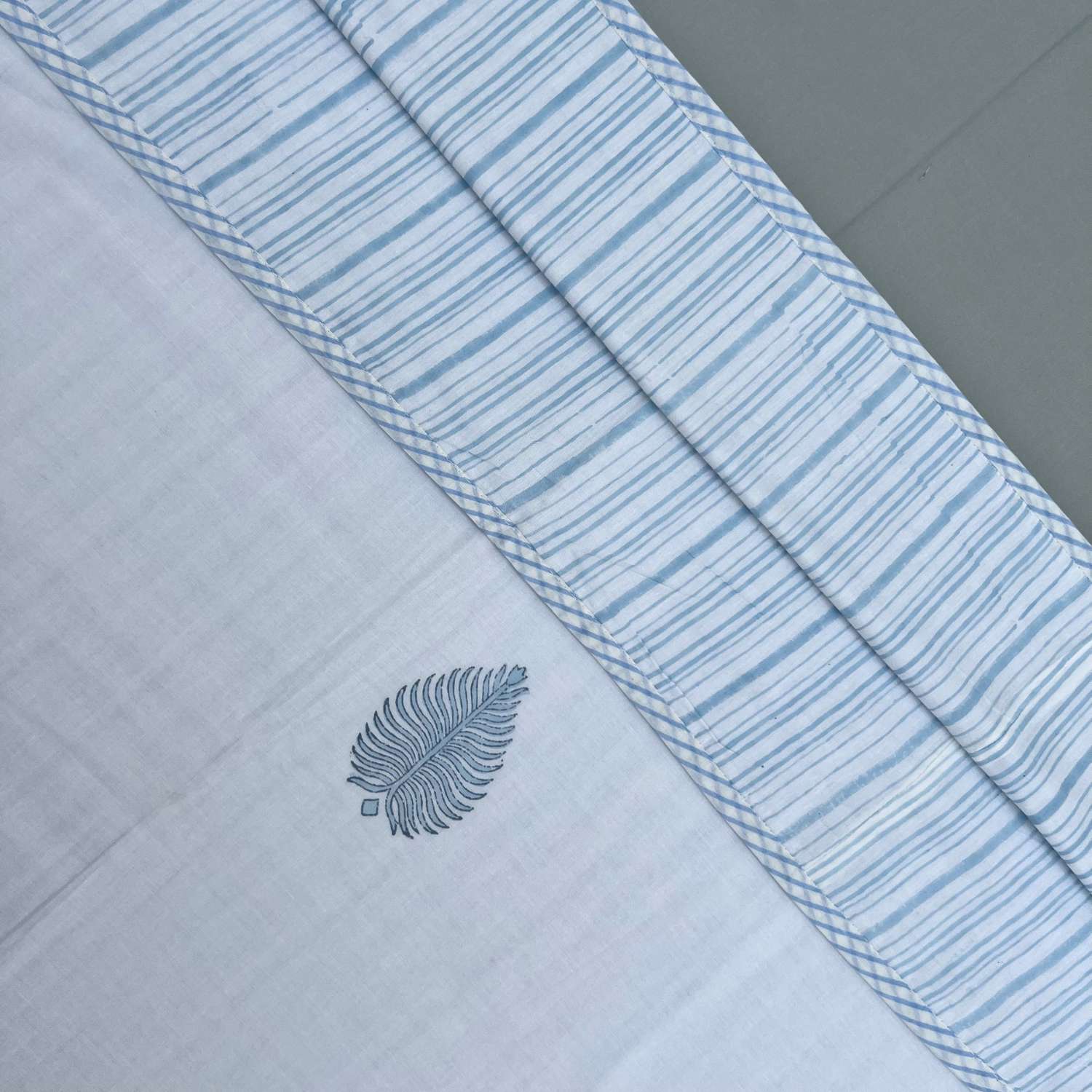 Single Dohar Quilt 60 x 90 cm – White Soft Blue Nature Motif
