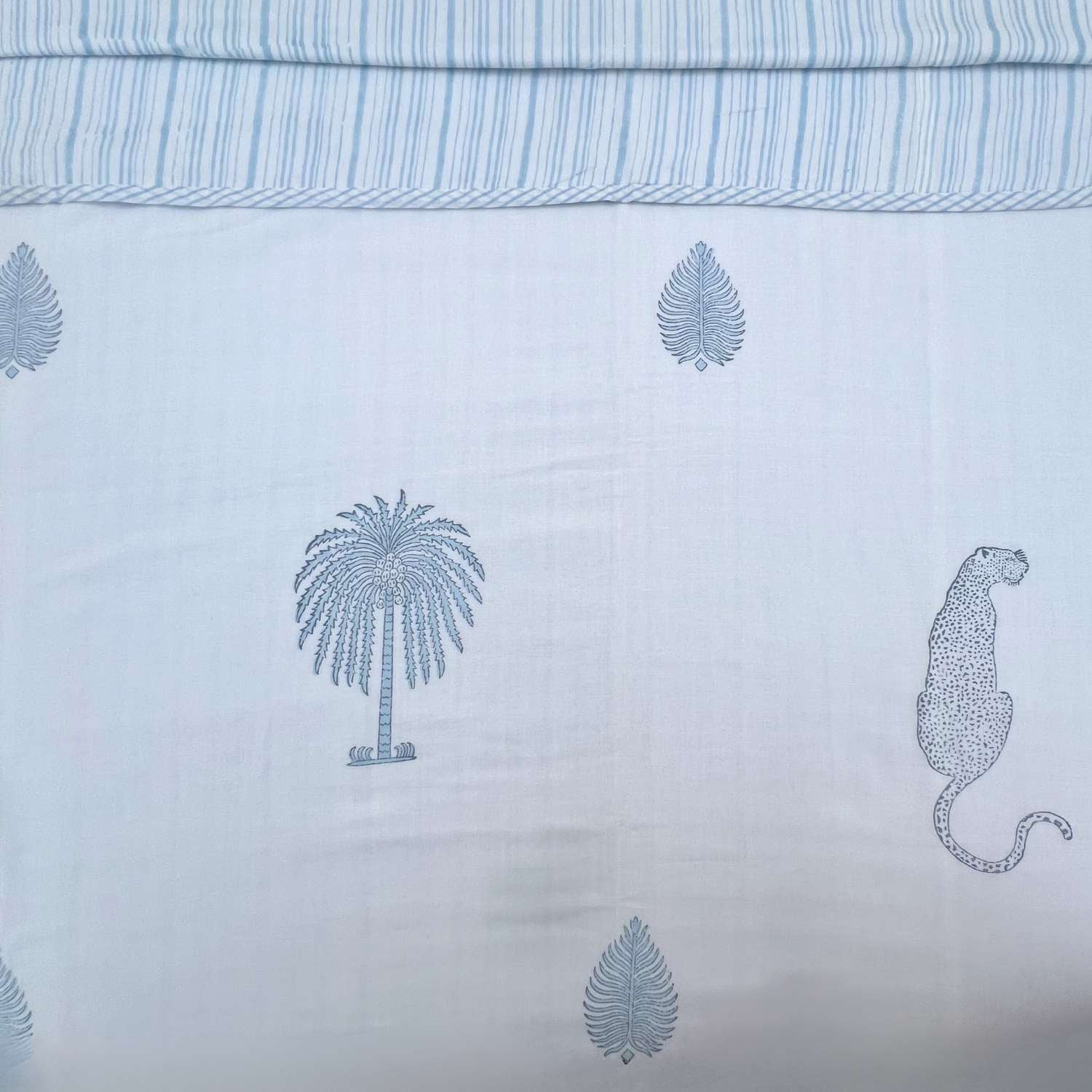 Single Dohar Quilt 60 x 90 cm – White Soft Blue Nature Motif