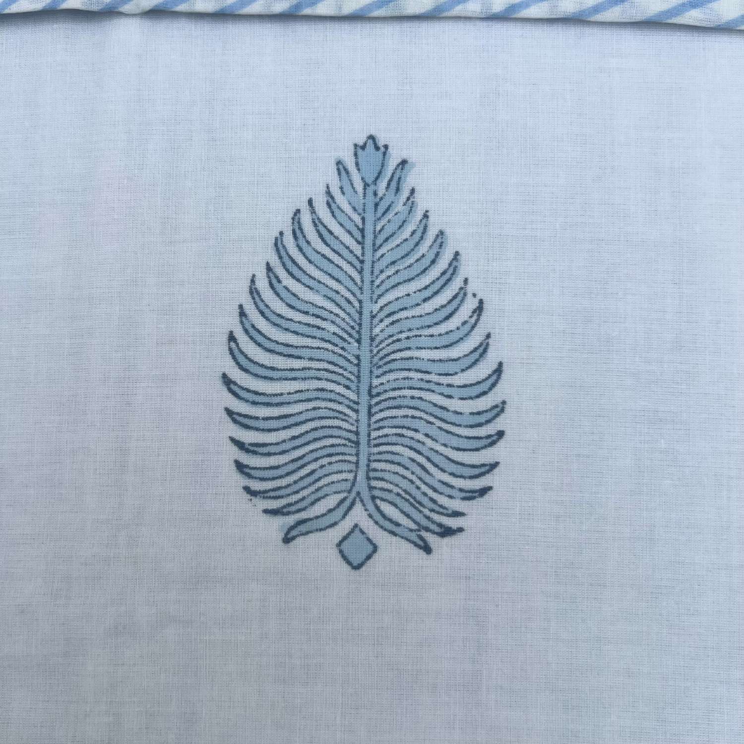 Single Dohar Quilt 60 x 90 cm – White Soft Blue Nature Motif