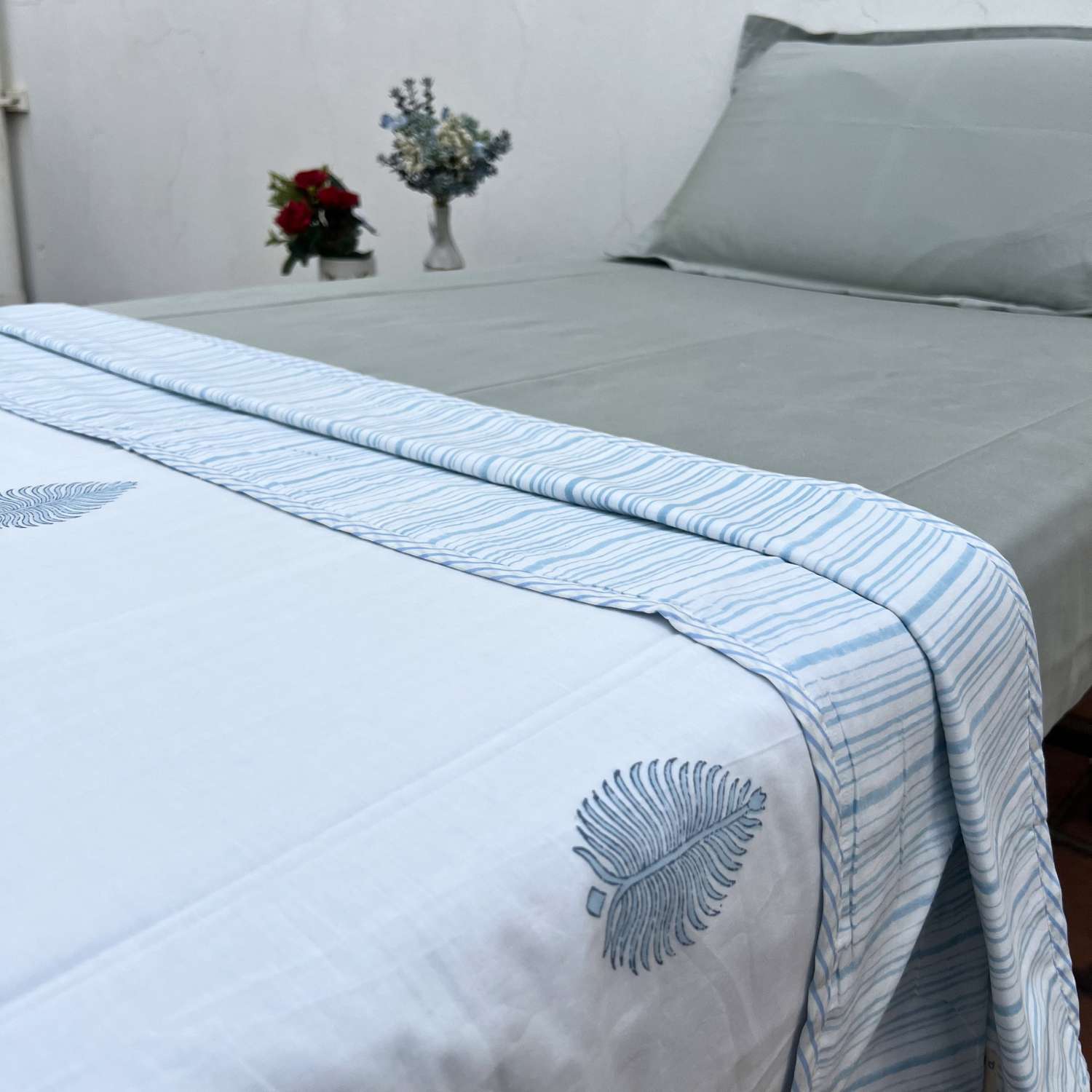 Single Dohar Quilt 60 x 90 cm – White Soft Blue Nature Motif