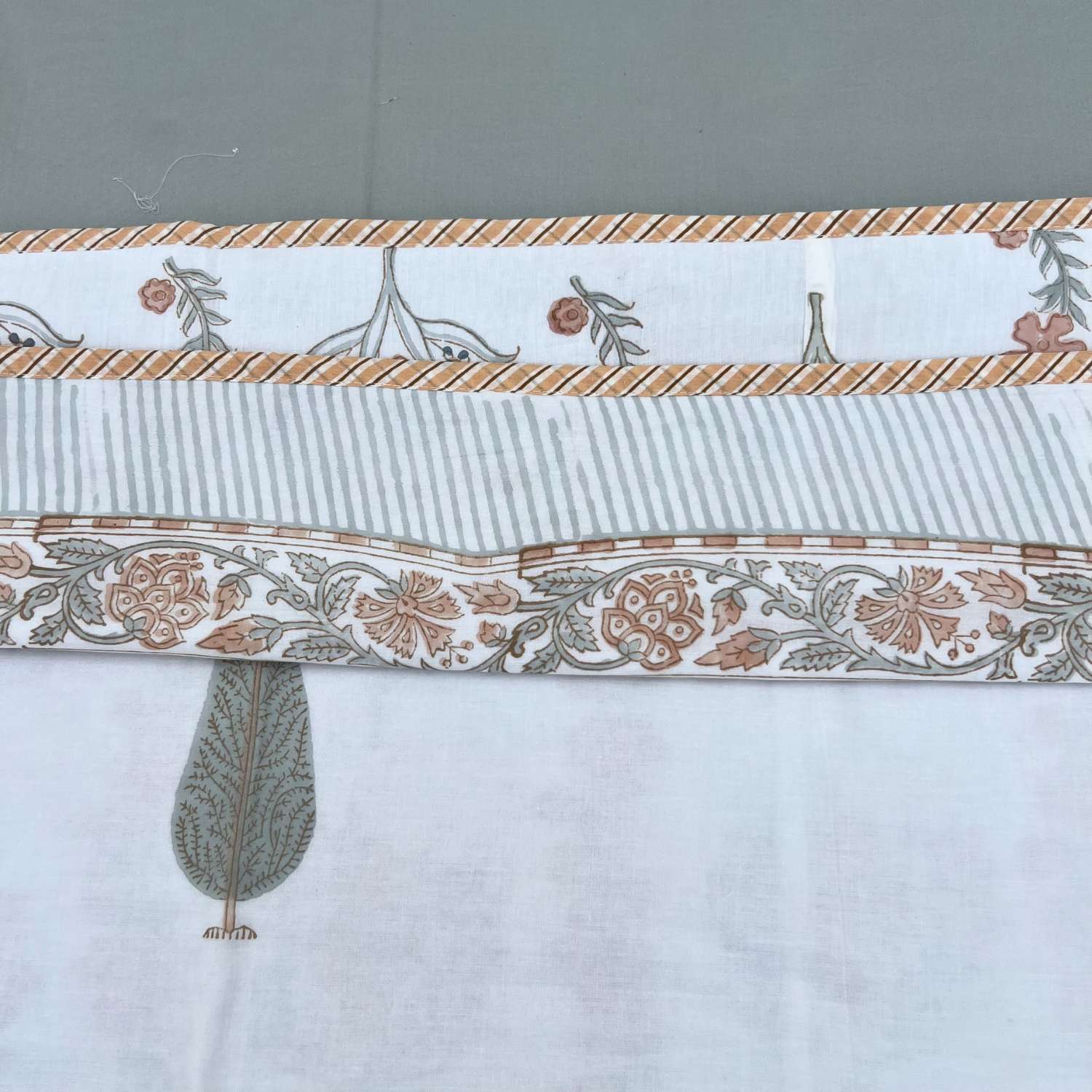 Single Dohar Quilt 60 x 90 cm – Soft White Peach Pine Motif