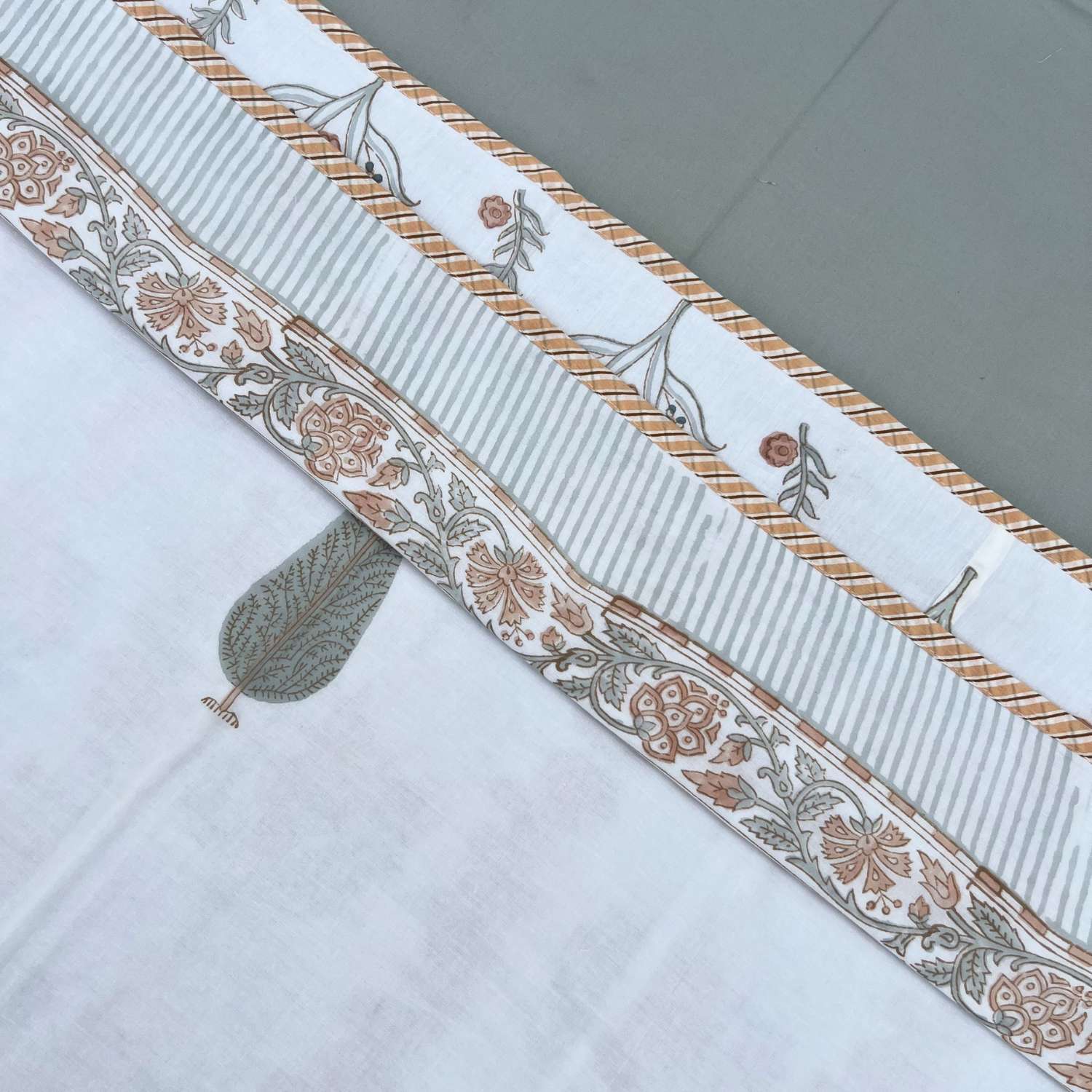 Single Dohar Quilt 60 x 90 cm – Soft White Peach Pine Motif
