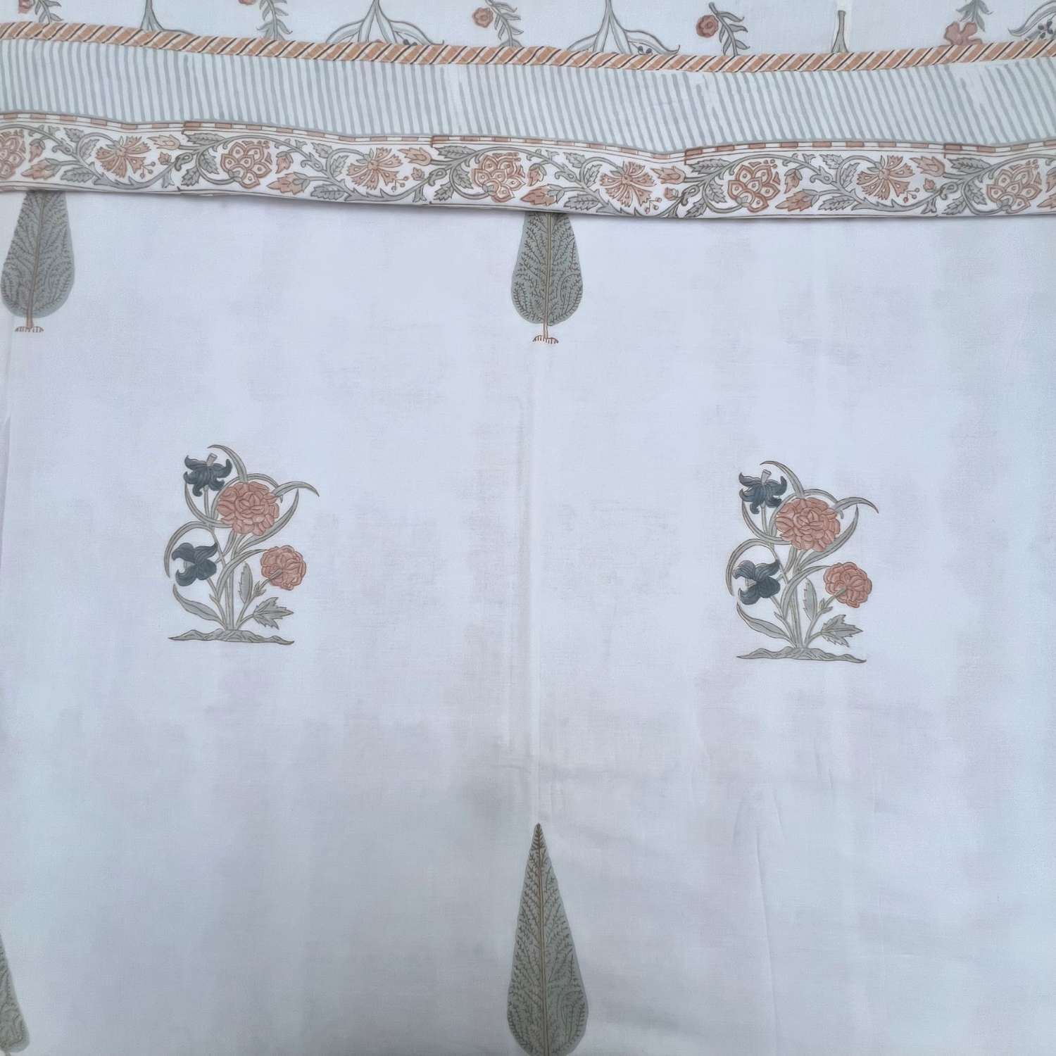 Single Dohar Quilt 60 x 90 cm – Soft White Peach Pine Motif