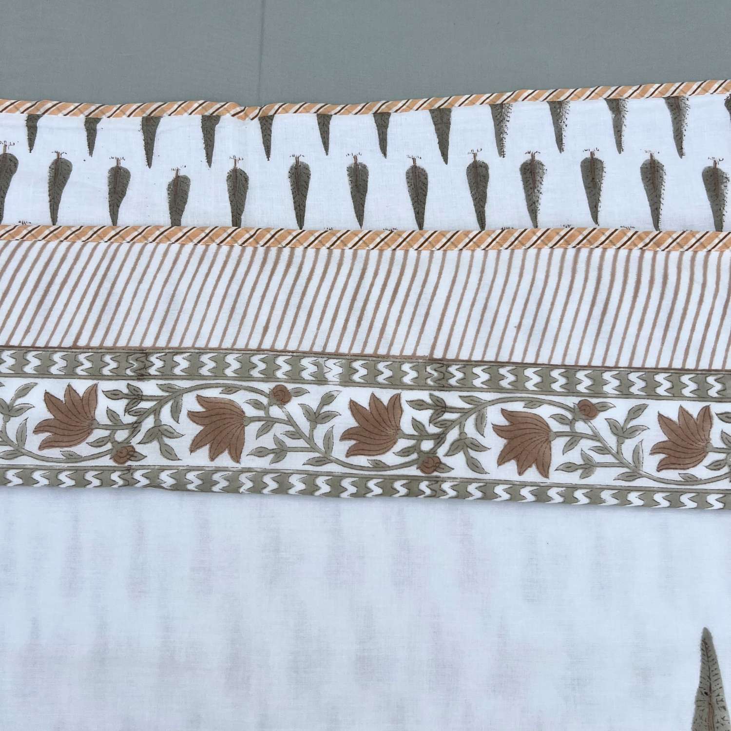 Single Dohar Quilt 60 x 90 cm – White Brown Pine Tree Motif