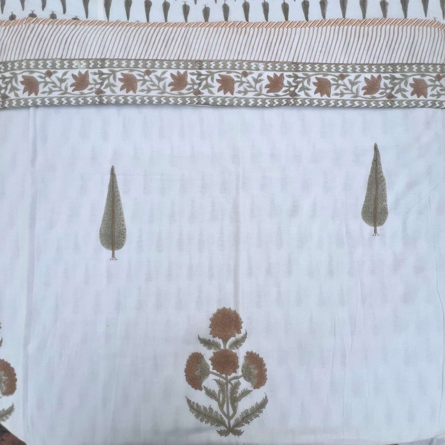 Single Dohar Quilt 60 x 90 cm – White Brown Pine Tree Motif