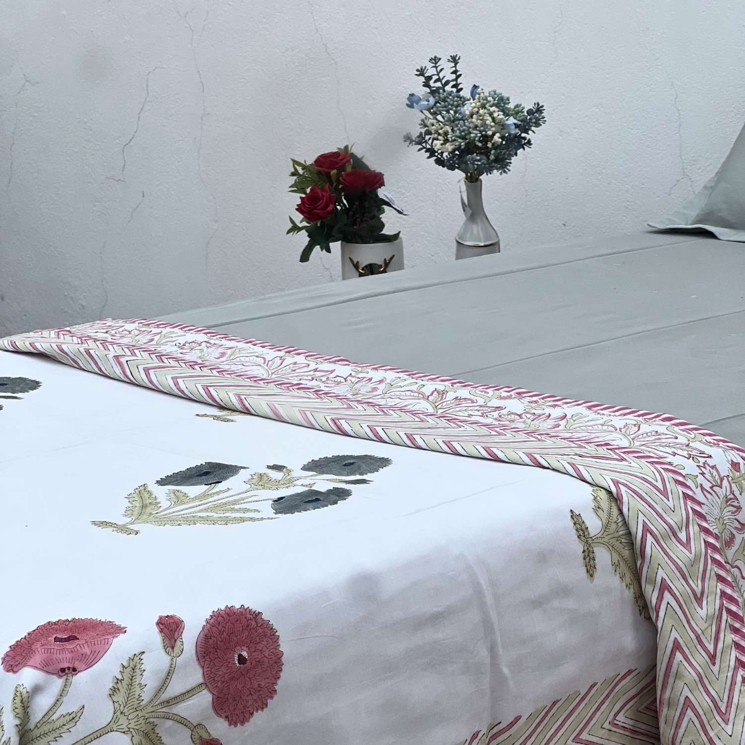 Single Dohar Quilt 60 x 90 cm – White Big Floral Motif