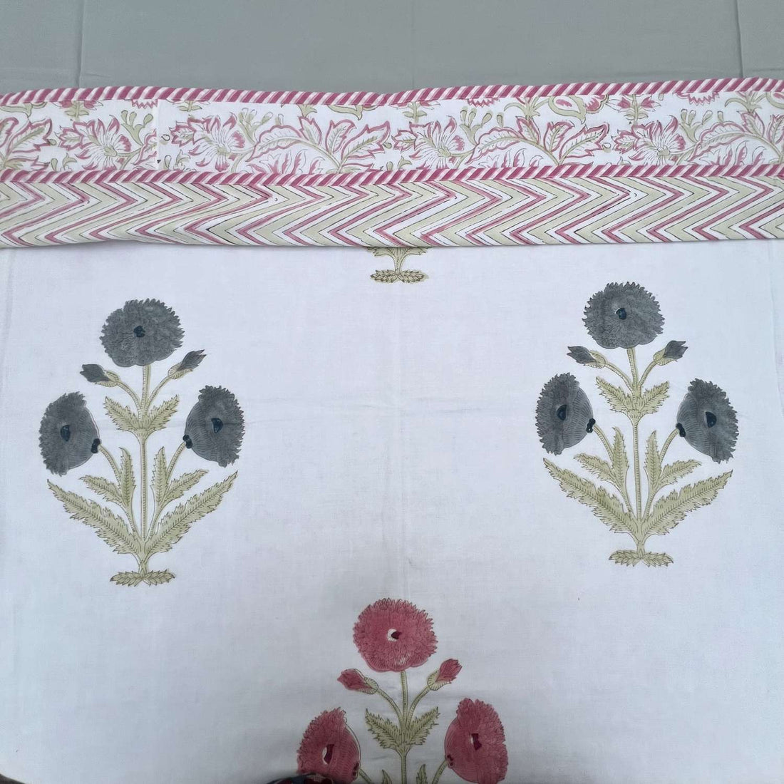 Single Dohar Quilt 60 x 90 cm – White Big Floral Motif