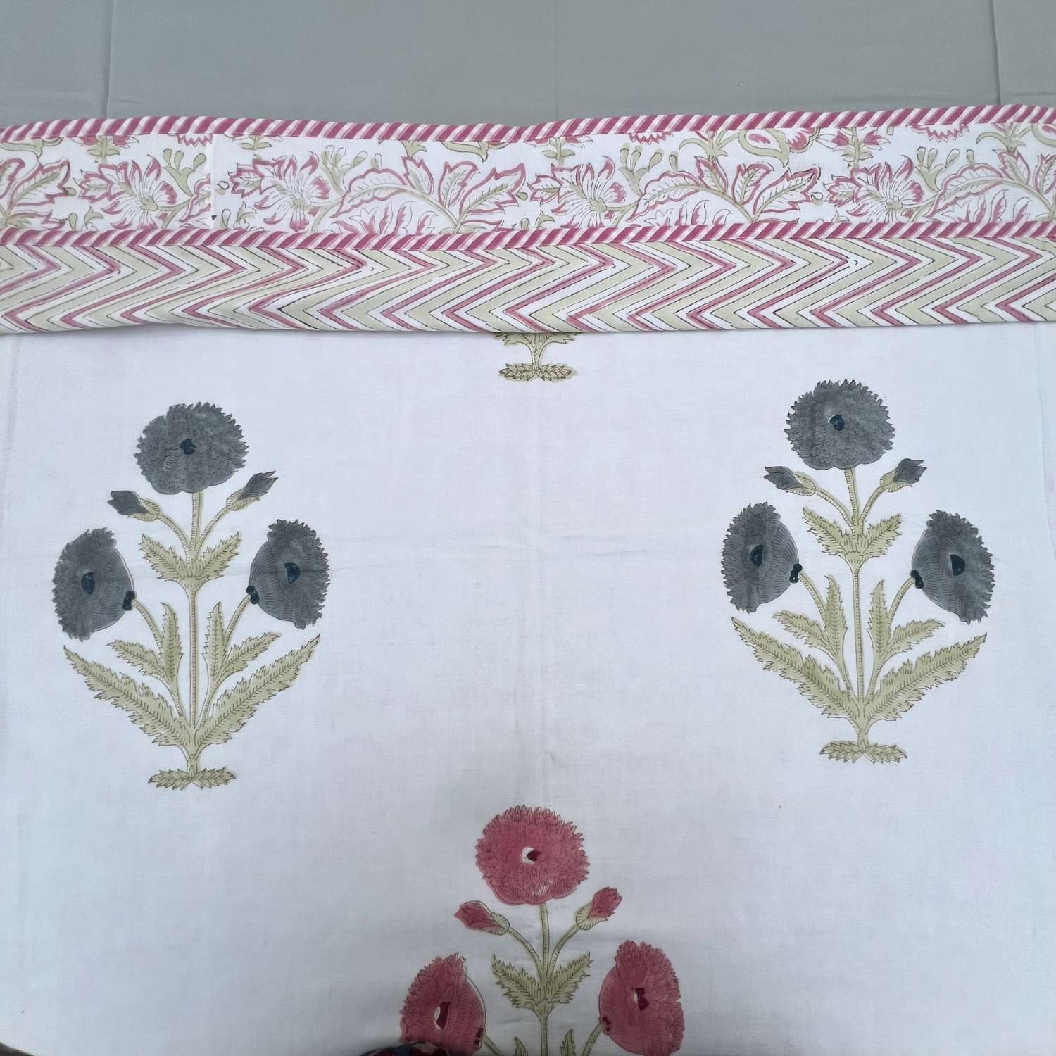 Single Dohar Quilt 60 x 90 cm – White Big Floral Motif
