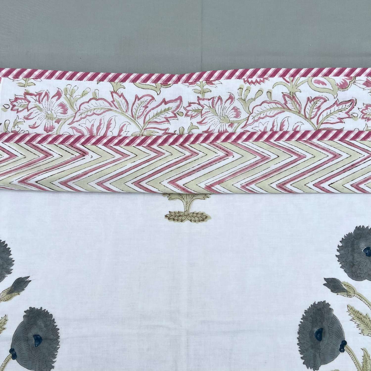 Single Dohar Quilt 60 x 90 cm – White Big Floral Motif