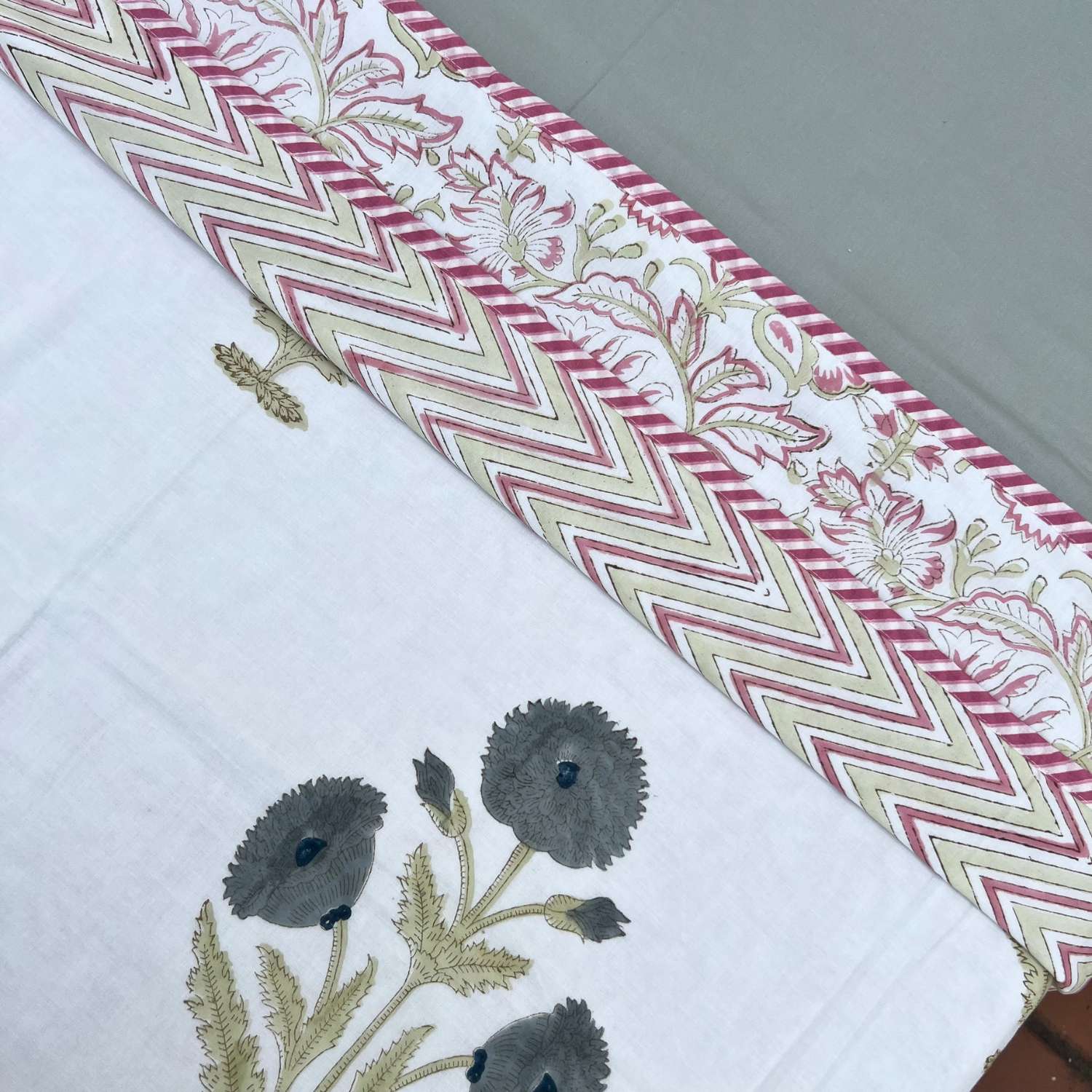 Single Dohar Quilt 60 x 90 cm – White Big Floral Motif